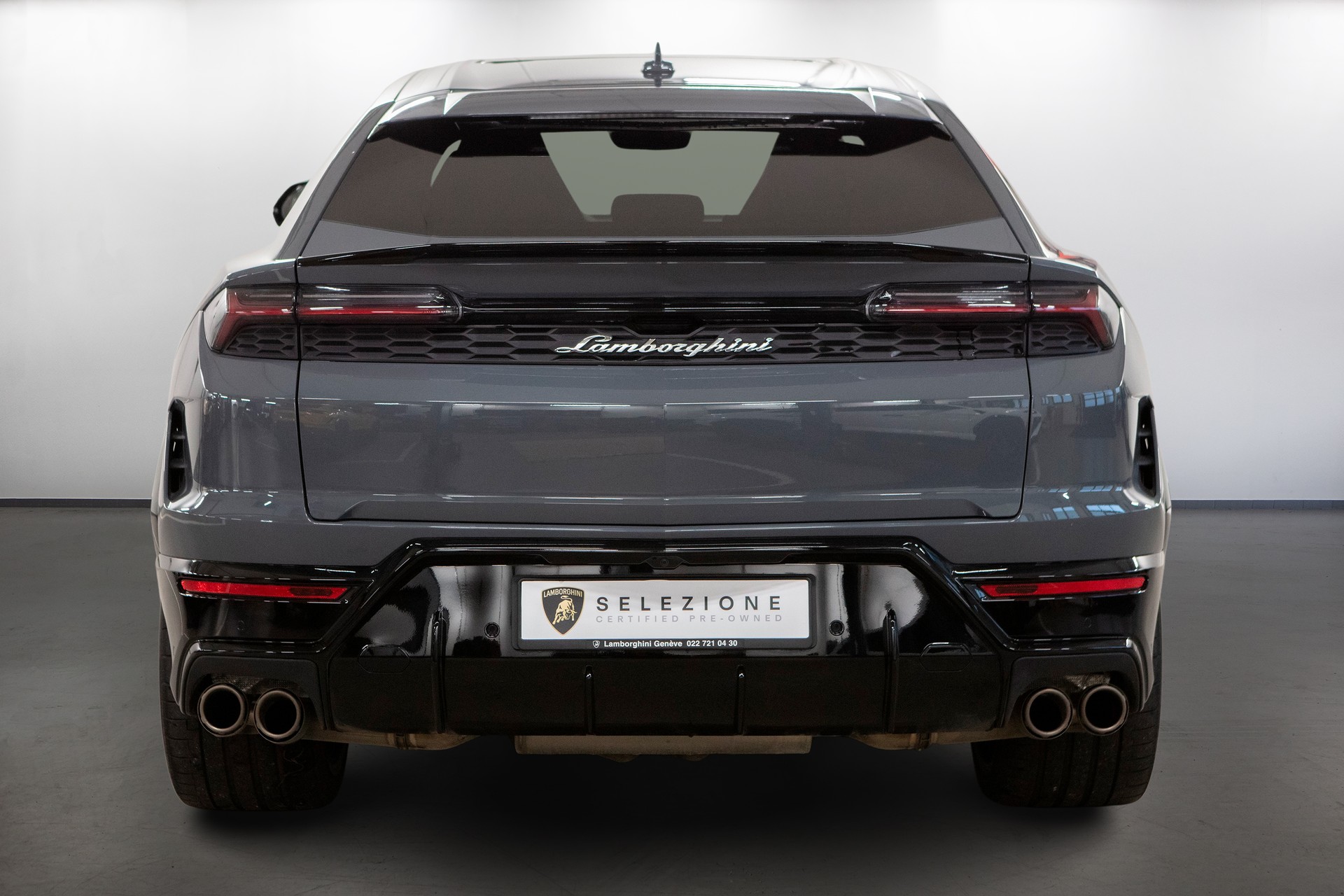 LAMBORGHINI Urus SE-showroom-element-3