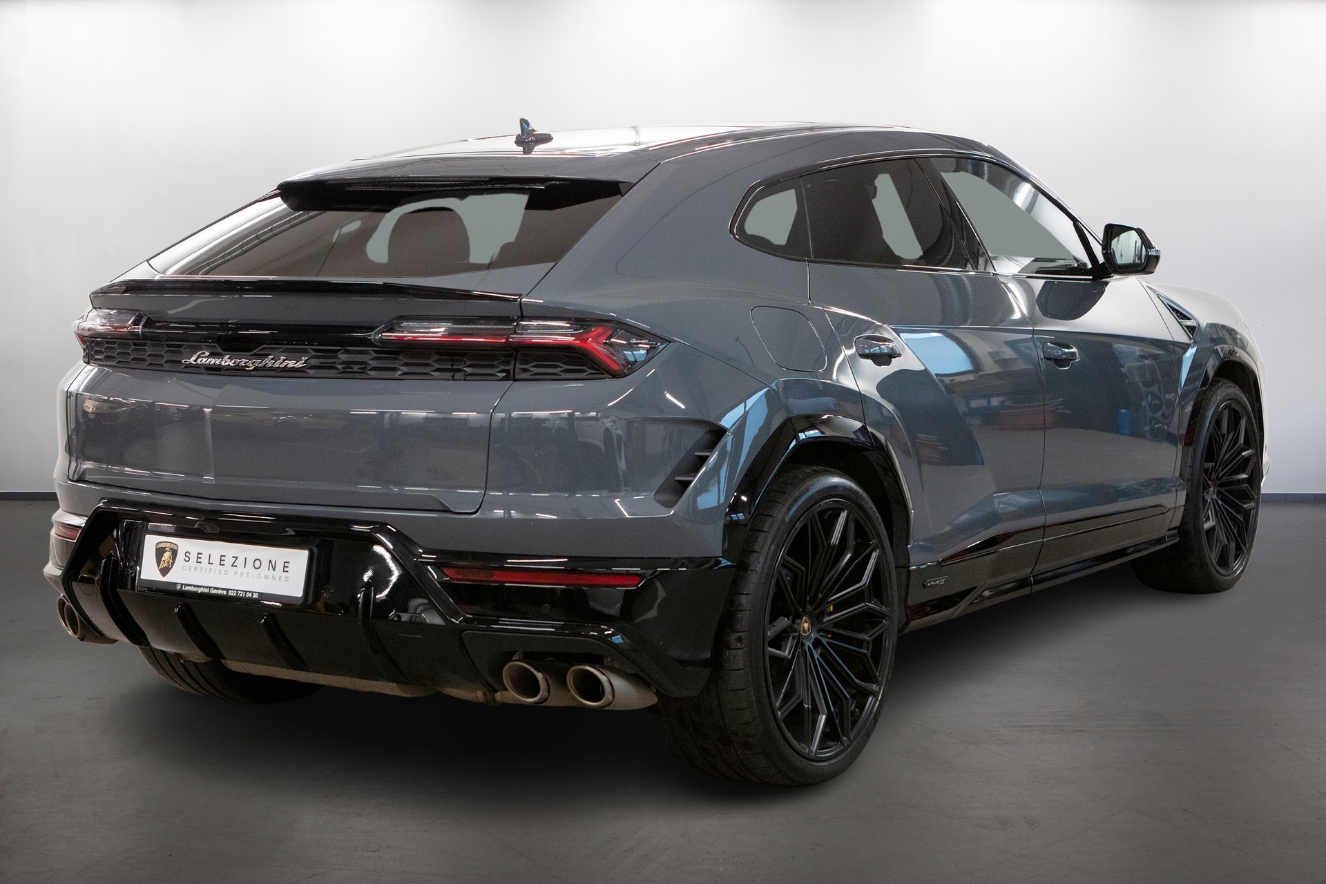 LAMBORGHINI Urus SE-showroom-element-2
