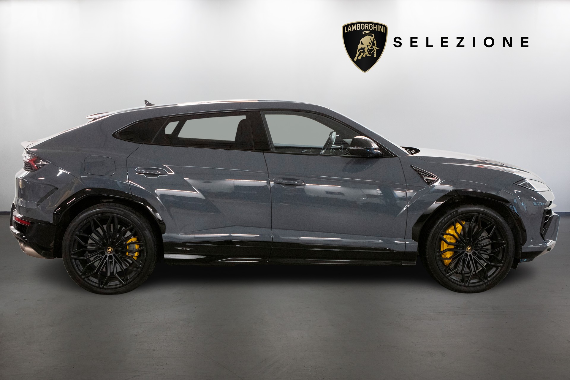 LAMBORGHINI Urus SE-showroom-element-1