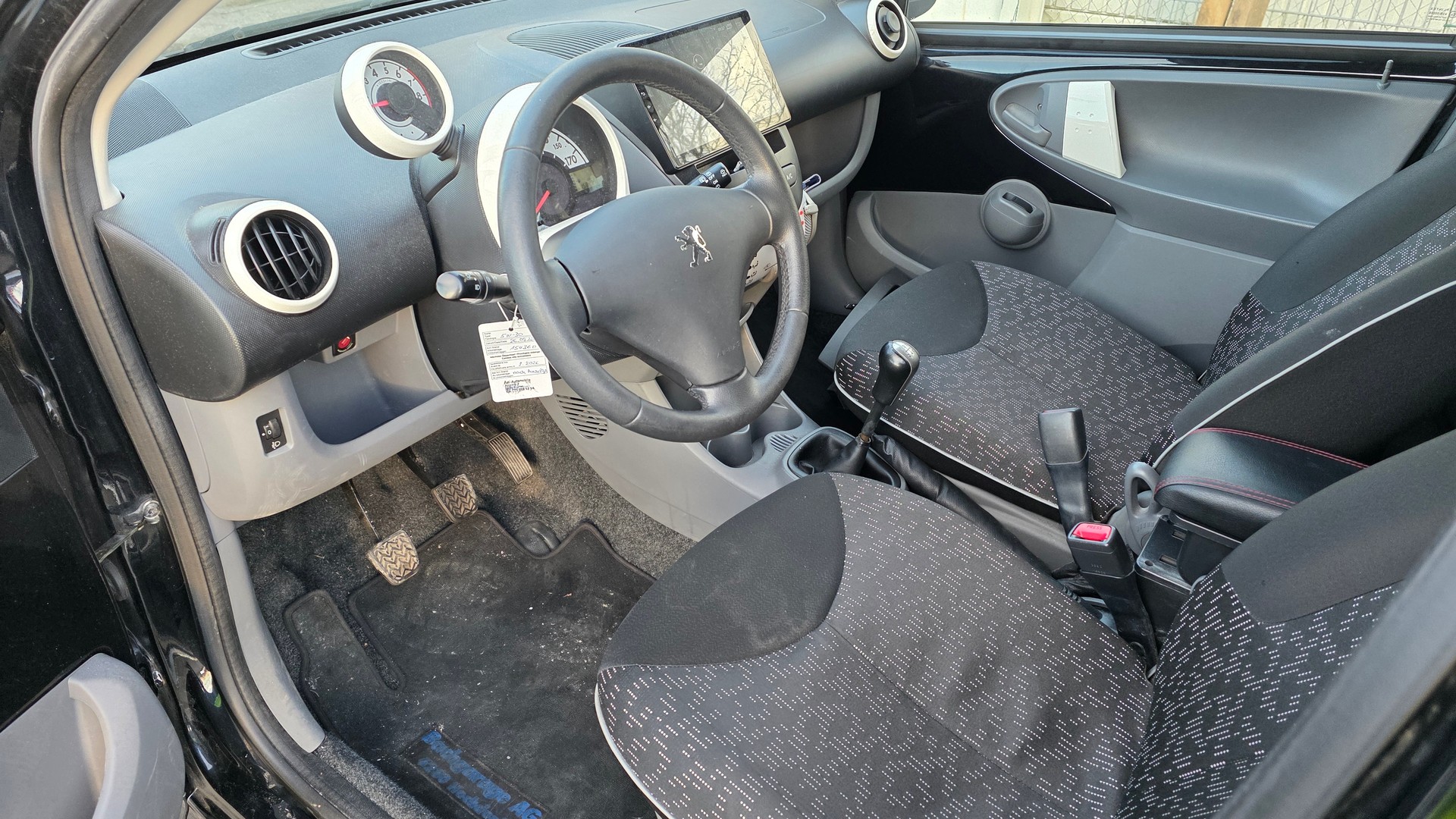 PEUGEOT 107 1.0 Swiss Edition-image-8