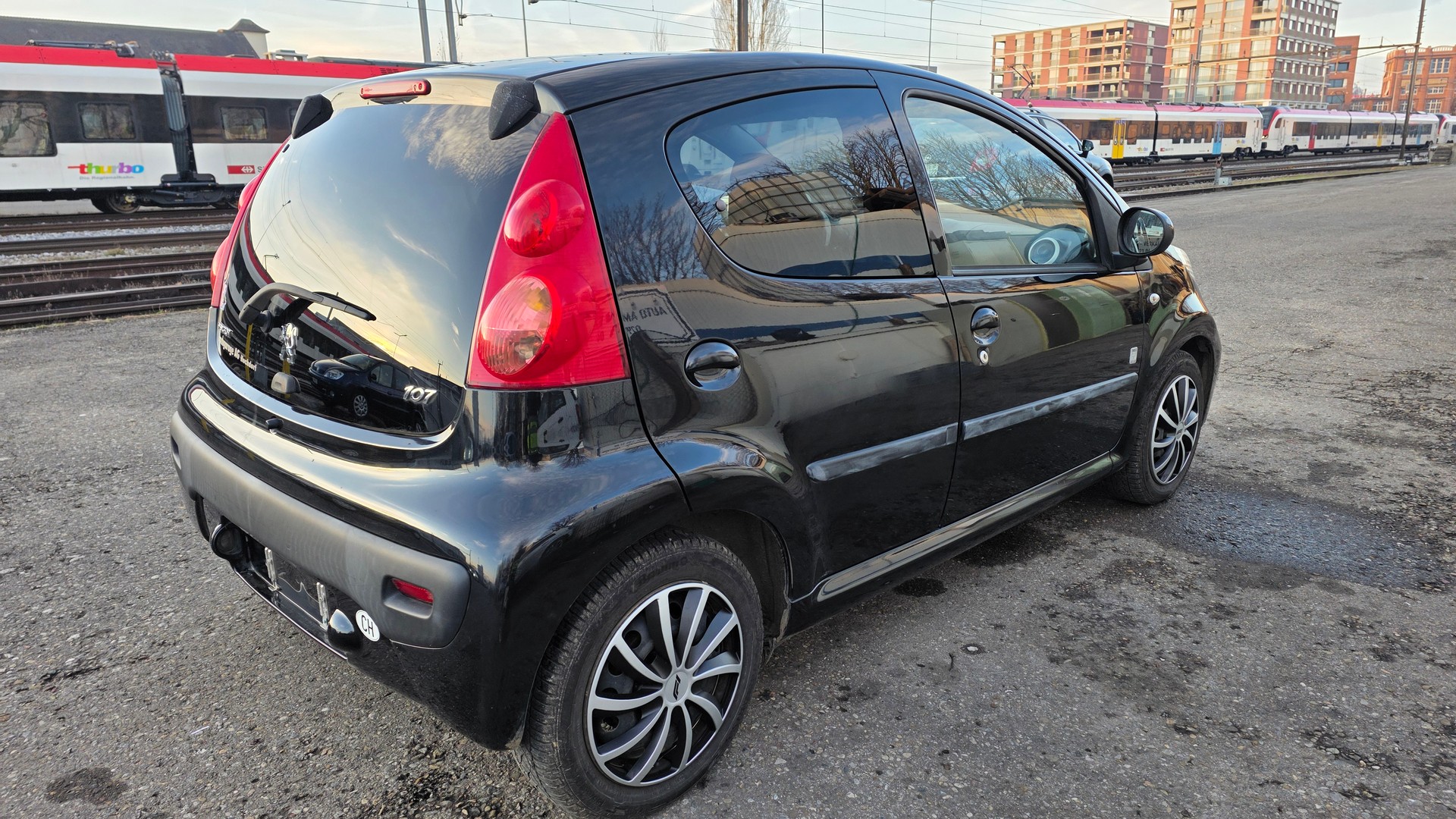 PEUGEOT 107 1.0 Swiss Edition-image-4