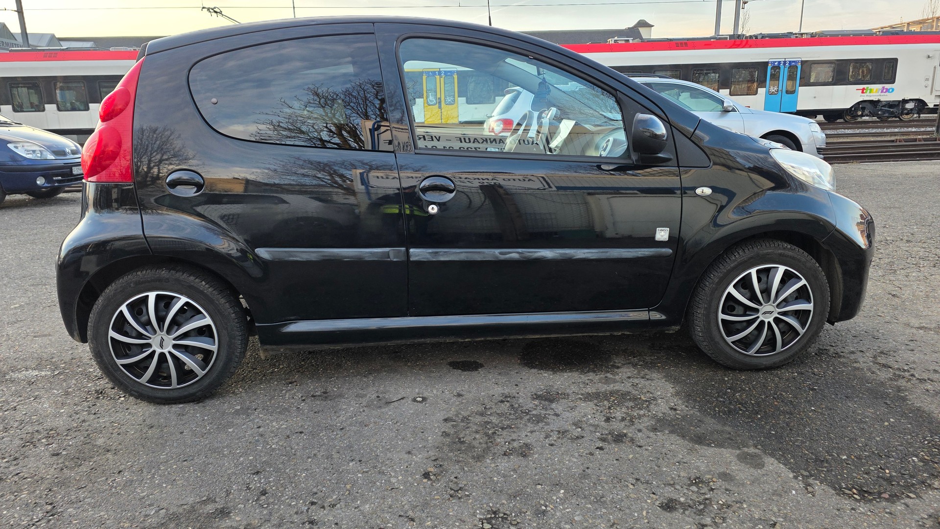 PEUGEOT 107 1.0 Swiss Edition-image-3
