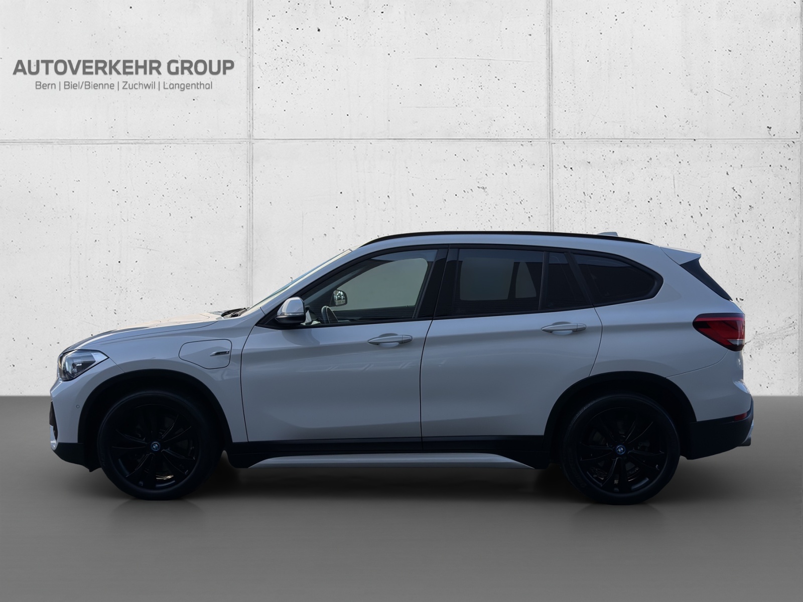 BMW X1 xDrive 25e Sport Line-showroom-element-2
