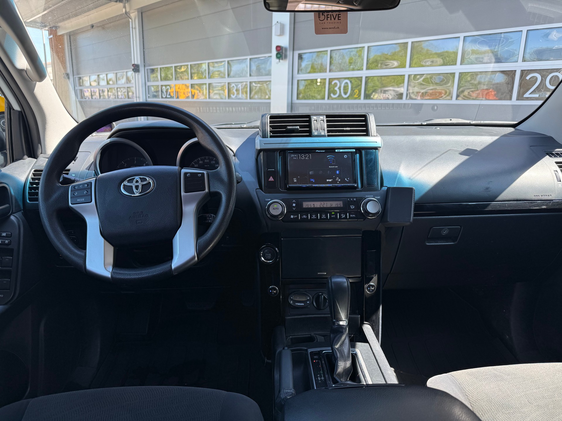 TOYOTA Land Cruiser 3.0TD-image-12