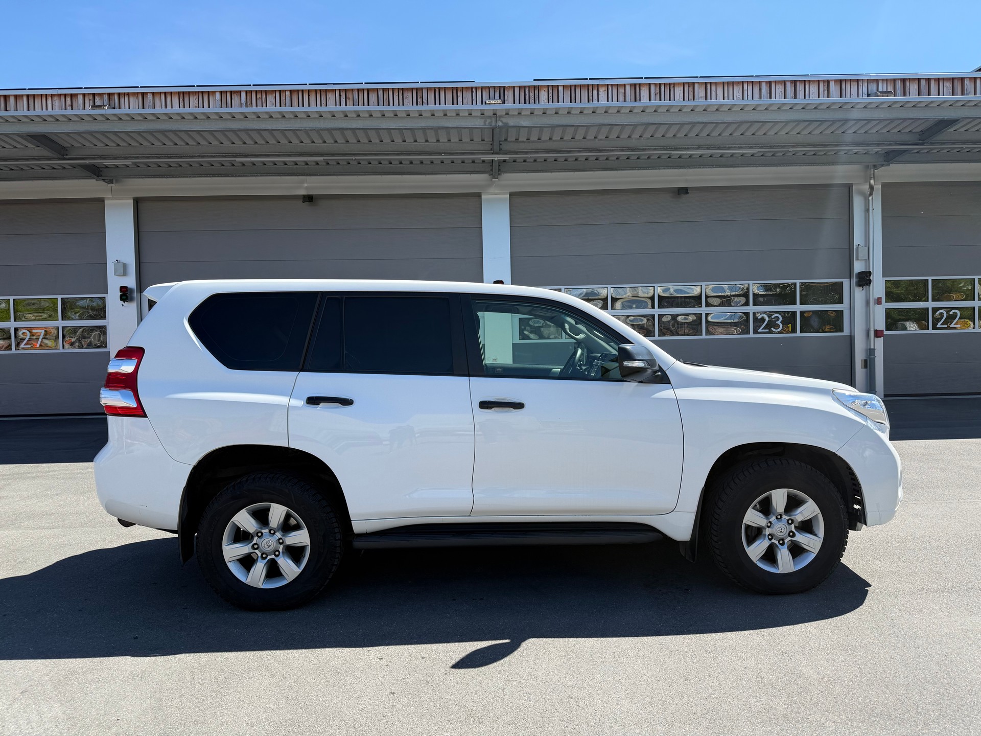 TOYOTA Land Cruiser 3.0TD-showroom-element-2