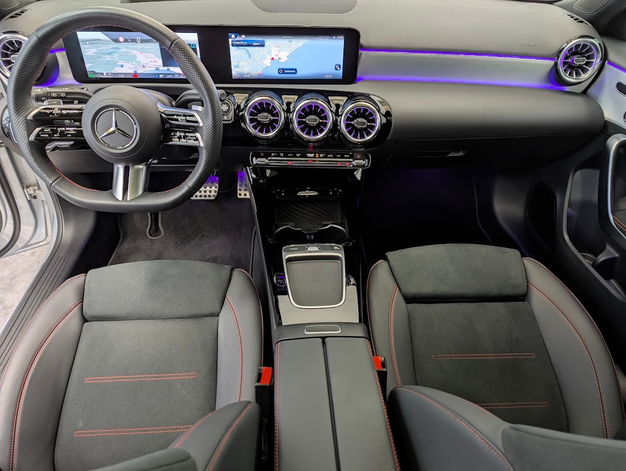 MERCEDES-BENZ A 220 AMG Line 4Matic 8G-DCT*FACELIFT AMG-PREMIUM PLUS PANO VOLL-LED NAVI 360CAM HEAD-UP SITZHEIZ*-image-27