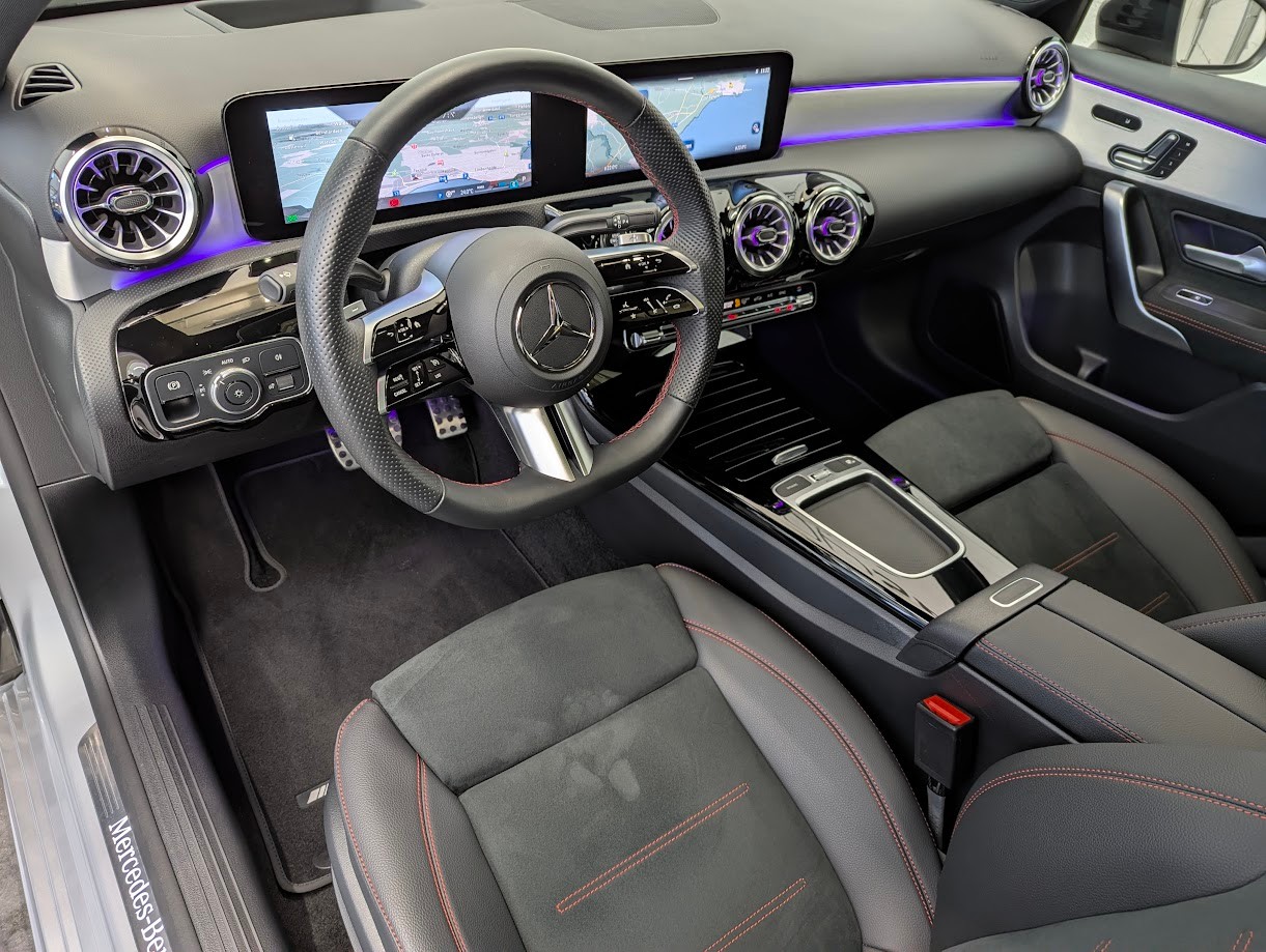 MERCEDES-BENZ A 220 AMG Line 4Matic 8G-DCT*FACELIFT AMG-PREMIUM PLUS PANO VOLL-LED NAVI 360CAM HEAD-UP SITZHEIZ*-image-4