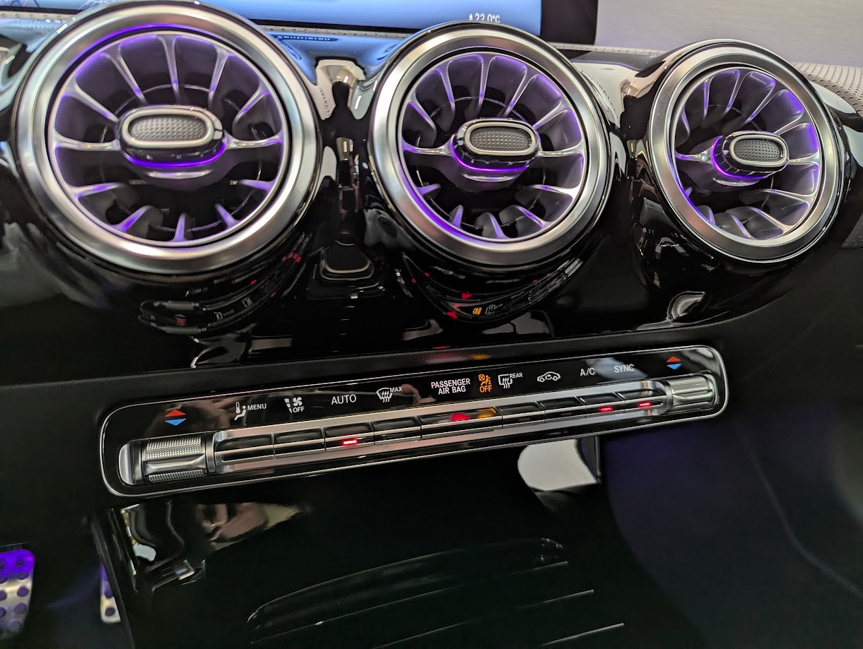 MERCEDES-BENZ A 220 AMG Line 4Matic 8G-DCT*FACELIFT AMG-PREMIUM PLUS PANO VOLL-LED NAVI 360CAM HEAD-UP SITZHEIZ*-image-25