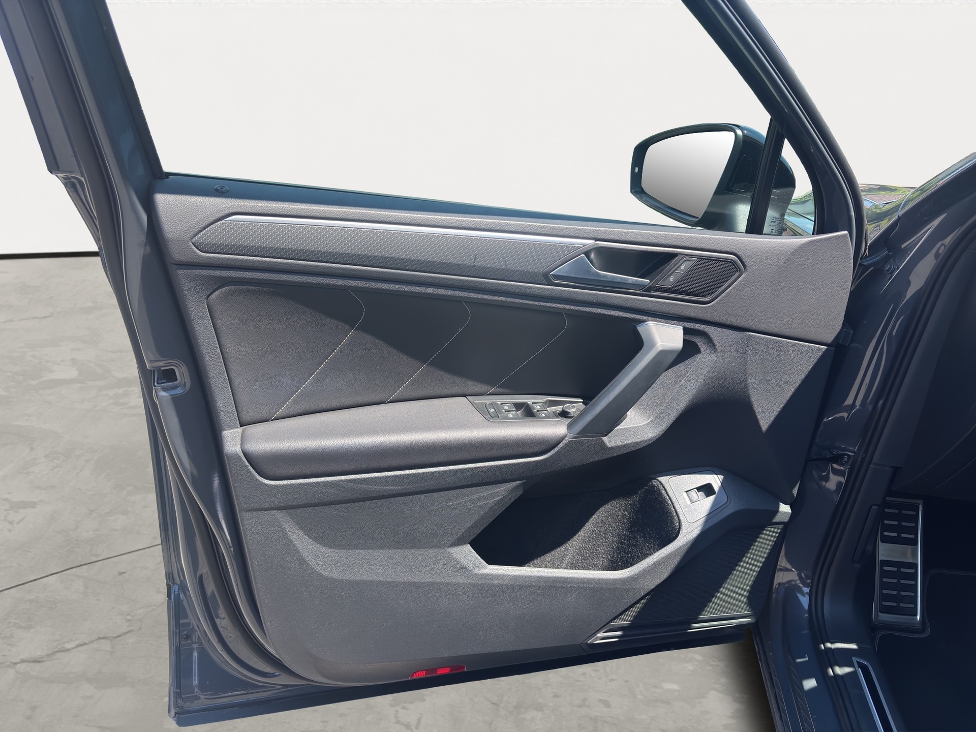 VW Tiguan 2.0TSI R-Line 4Motion DSG-image-11
