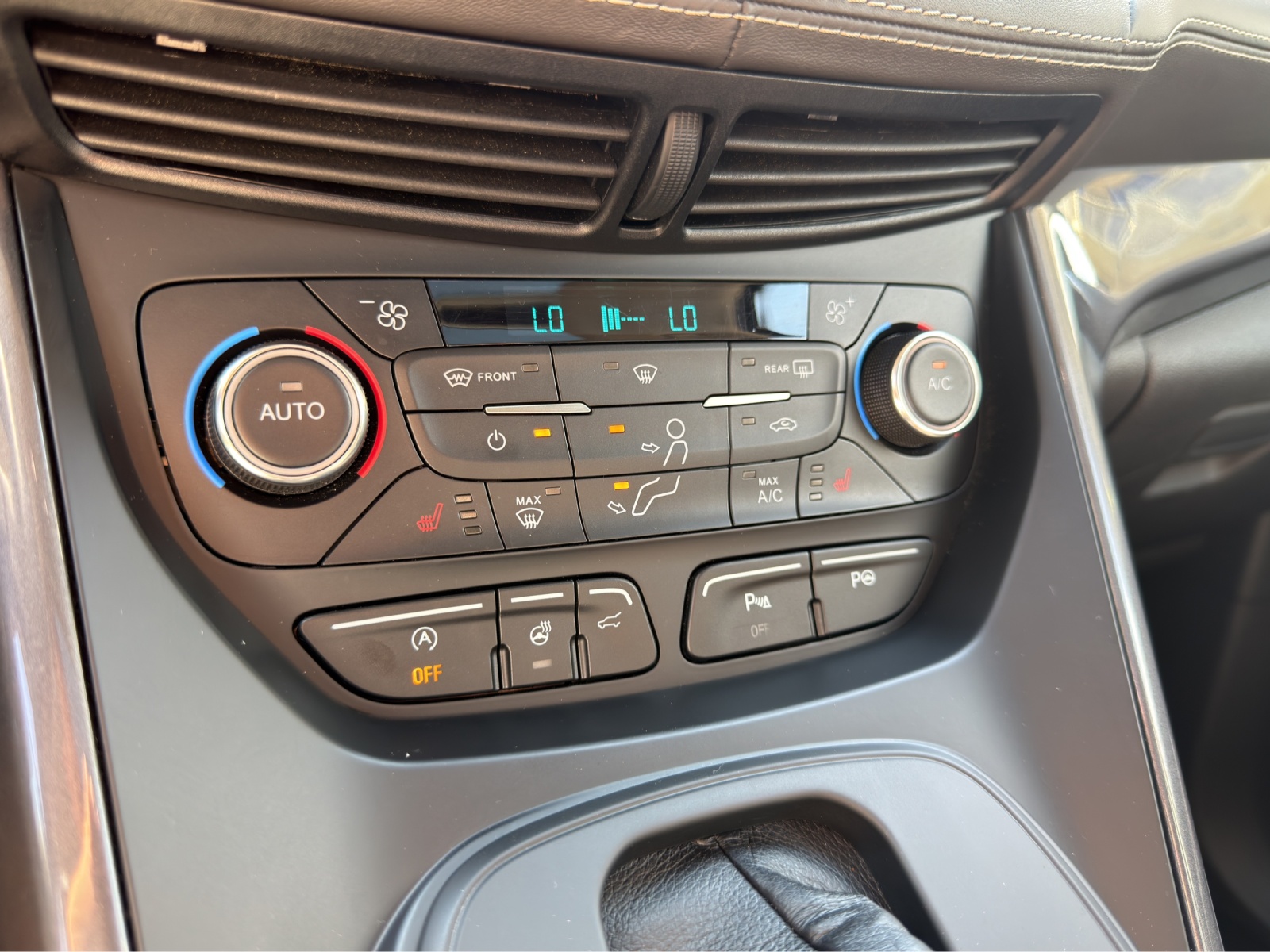 FORD Kuga 2.0 EcoBoost Vignale 4WD Automatic-image-14