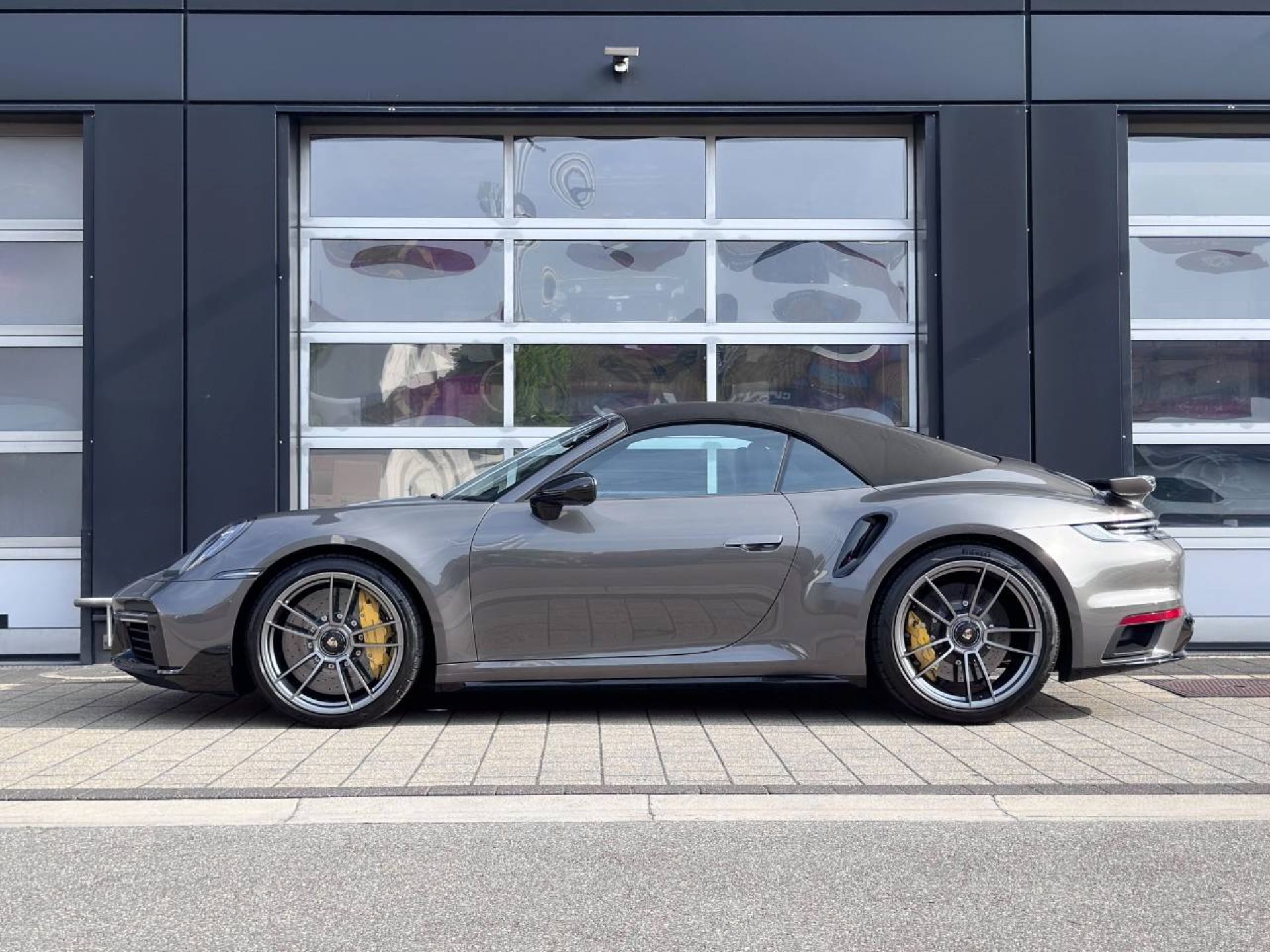 PORSCHE 911 Turbo S Cabriolet-image-9