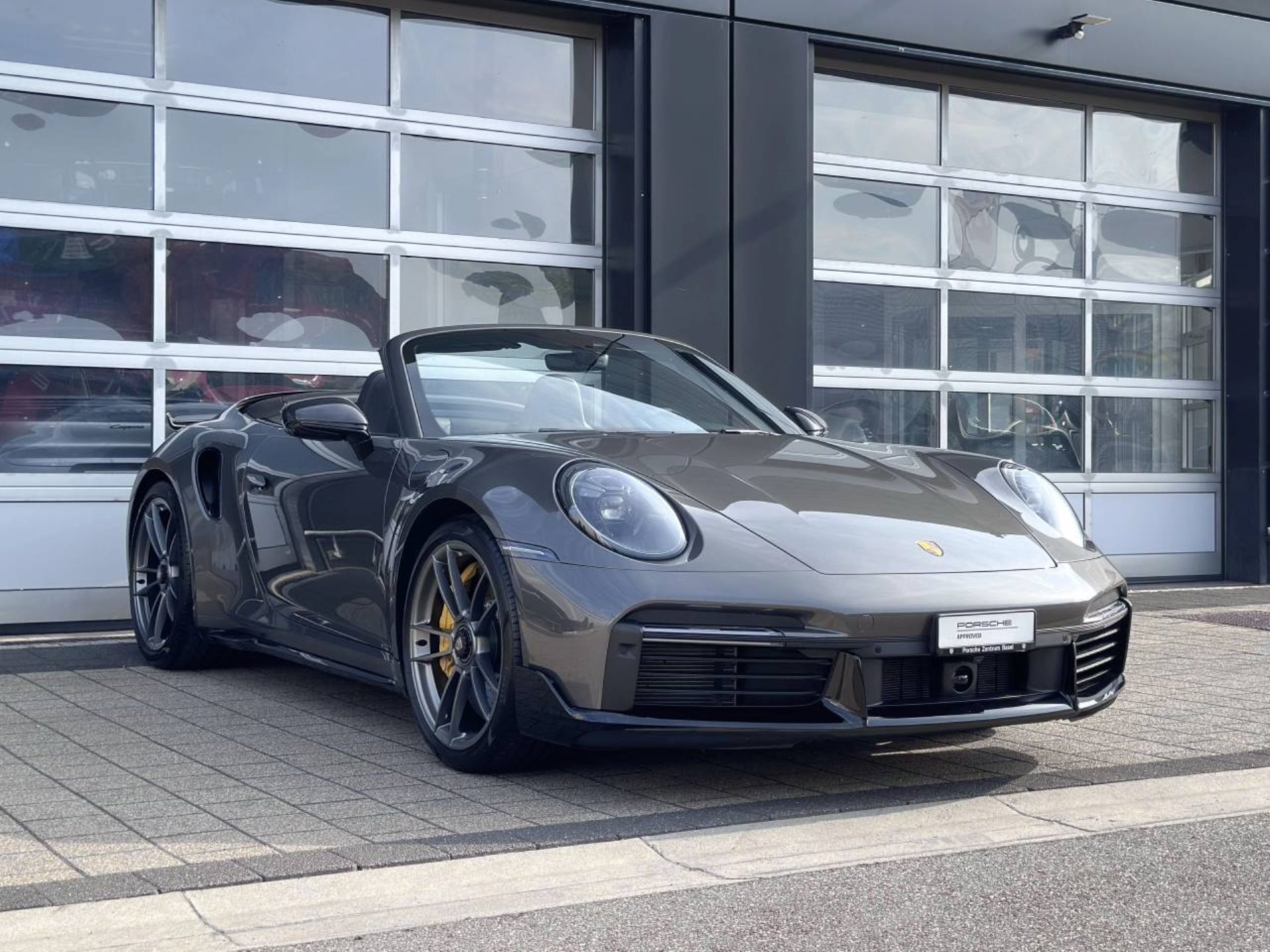 PORSCHE 911 Turbo S Cabriolet-image-10