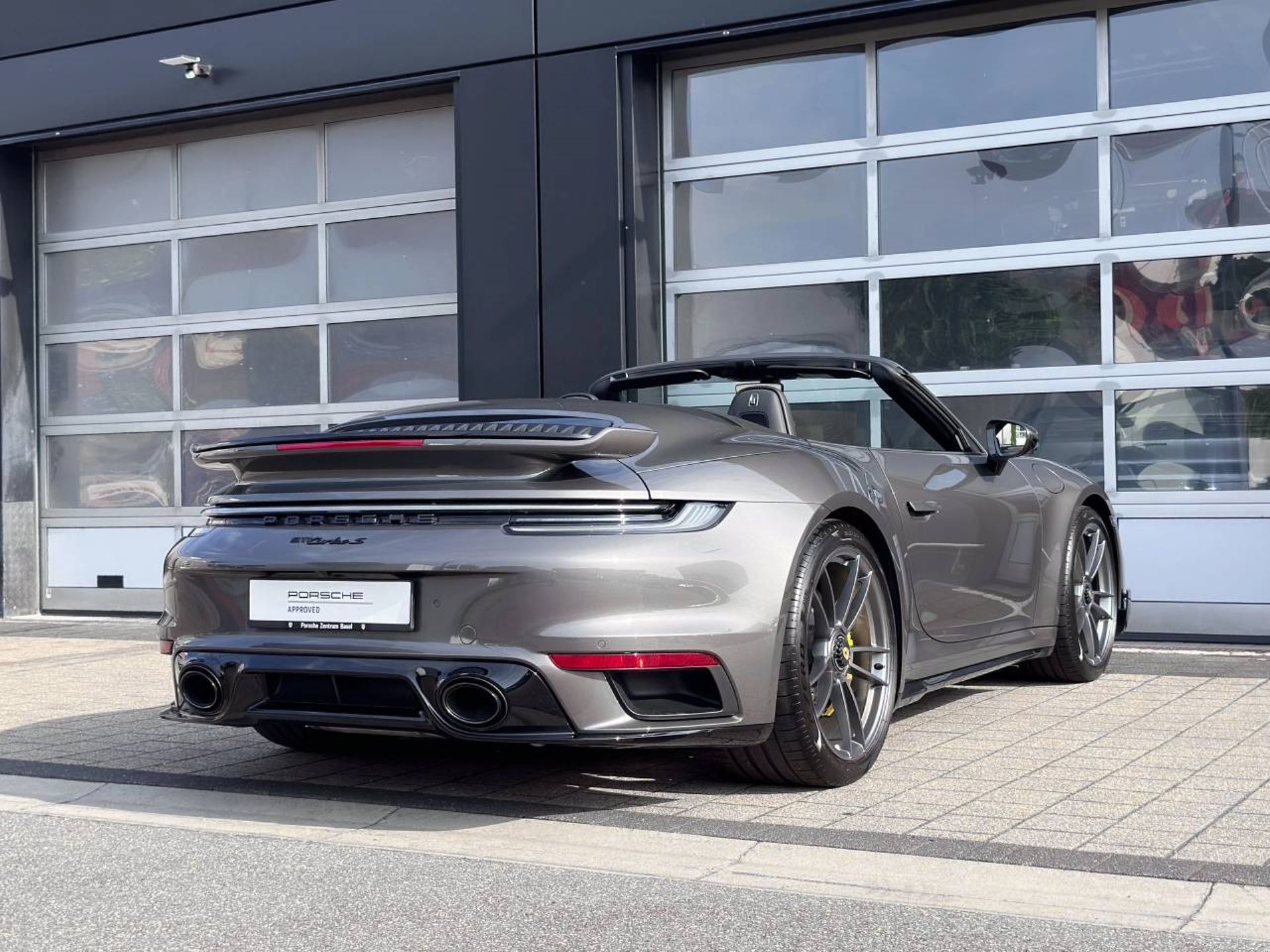PORSCHE 911 Turbo S Cabriolet-image-12