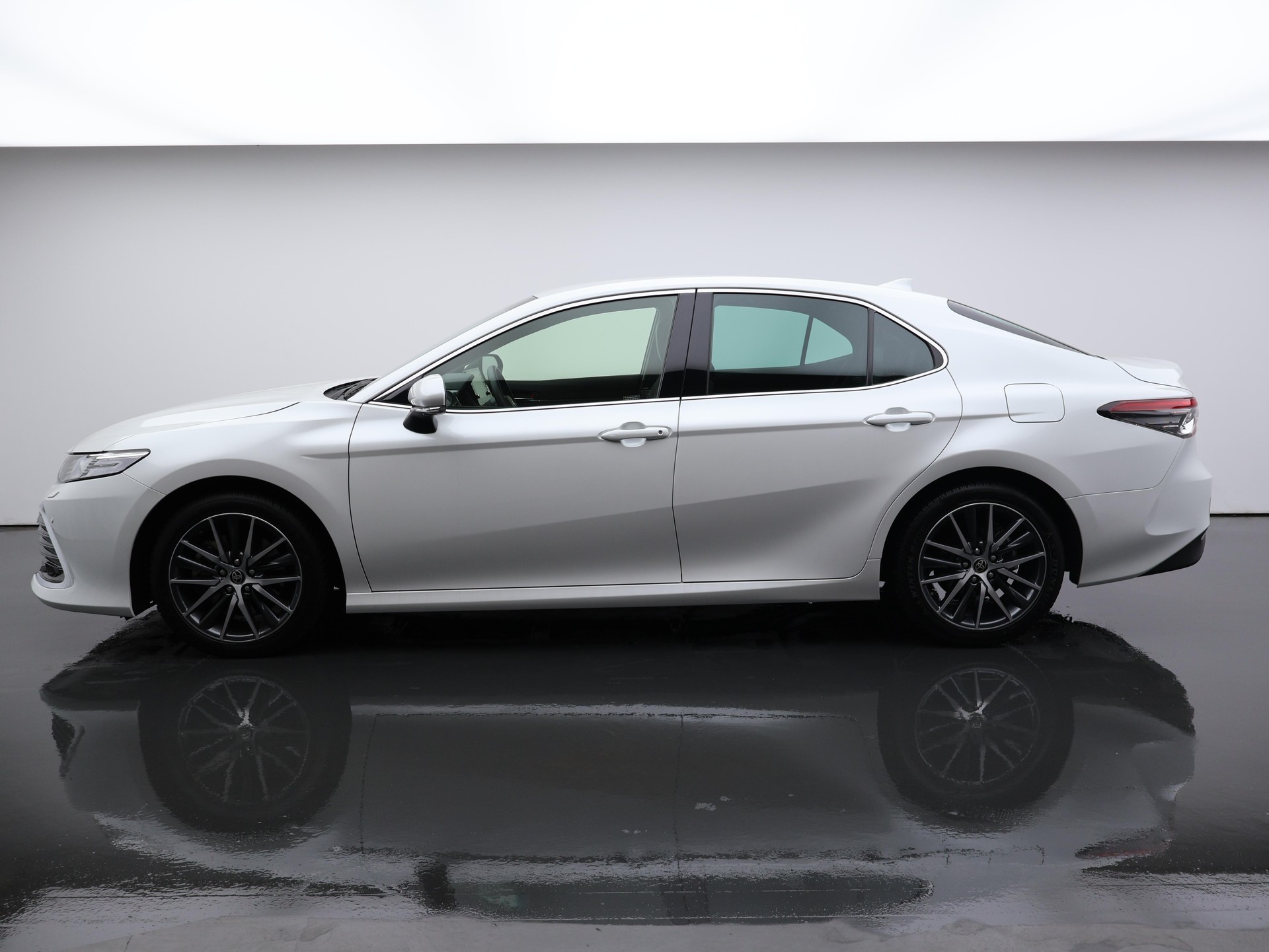 TOYOTA Camry 2.5 HSD Premium-showroom-element-1