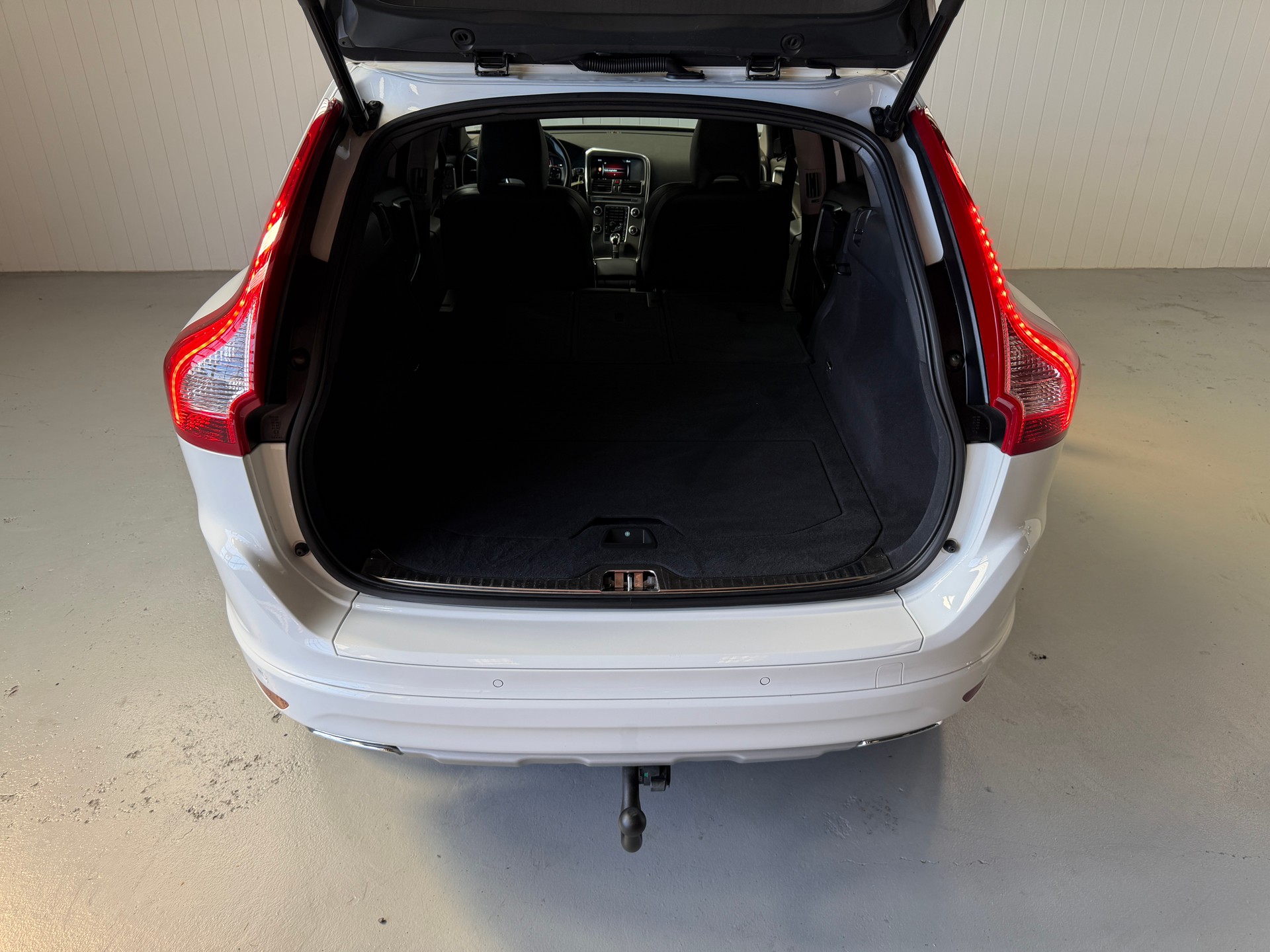 VOLVO XC60 D5 AWD mit top Ausstattung, AHK und frisch ab MFK und Service-image-14