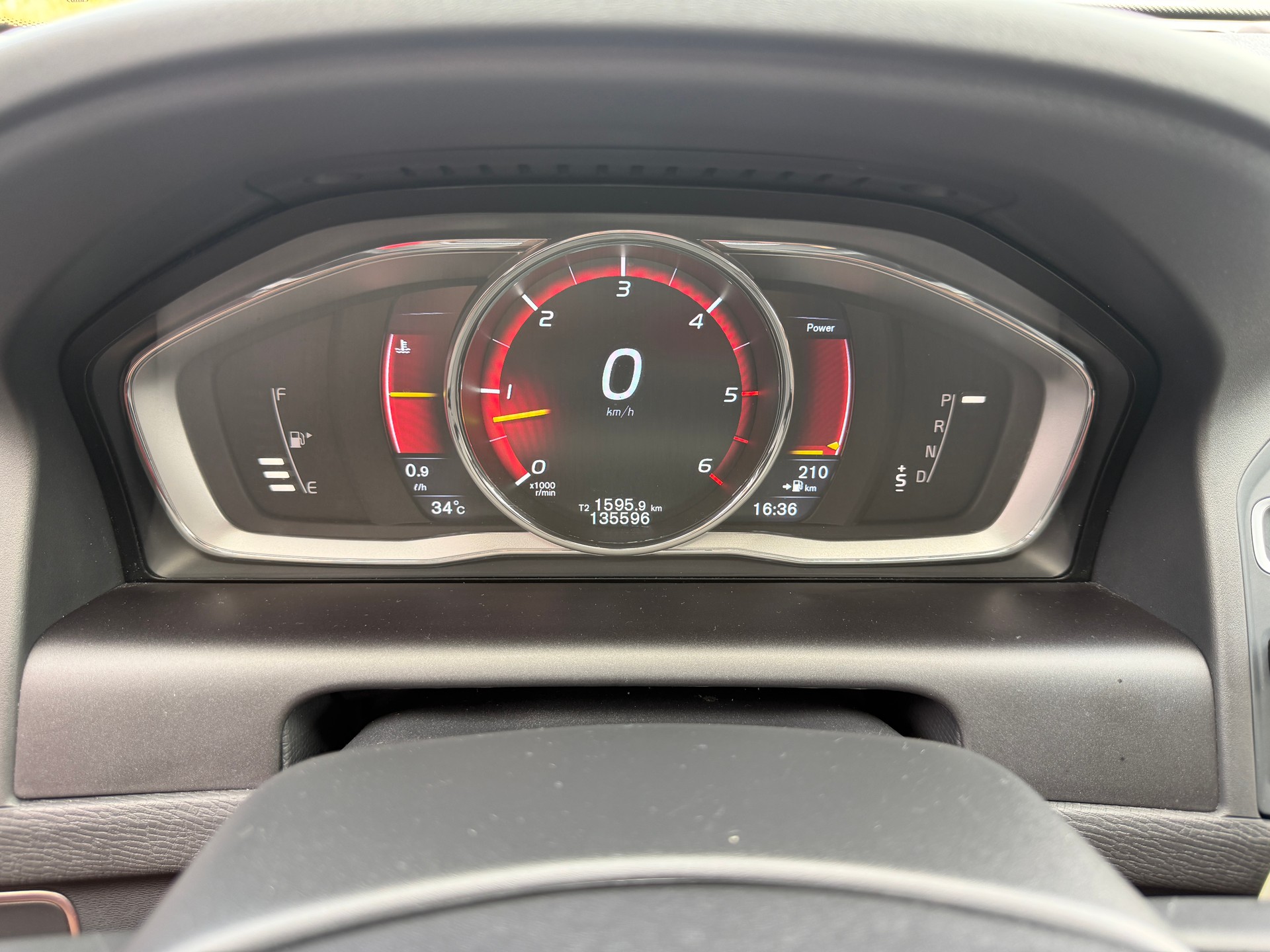 VOLVO XC60 D5 AWD mit top Ausstattung, AHK und frisch ab MFK und Service-image-16