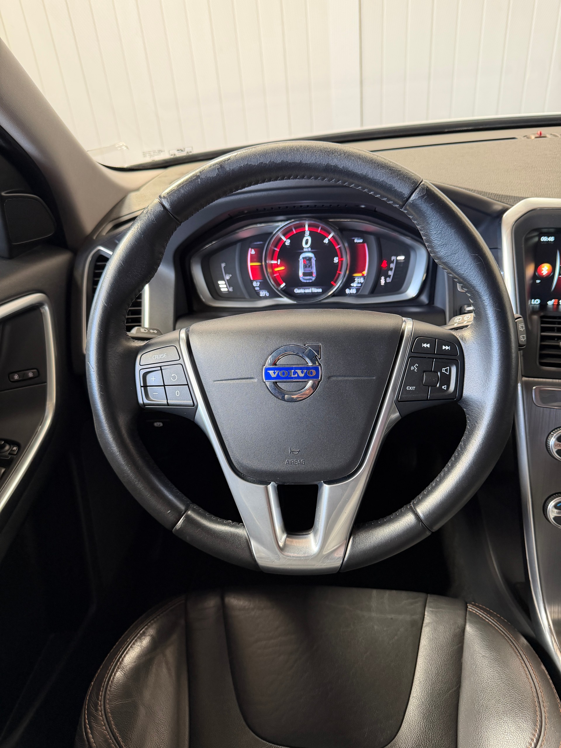 VOLVO XC60 D5 AWD mit top Ausstattung, AHK und frisch ab MFK und Service-image-15