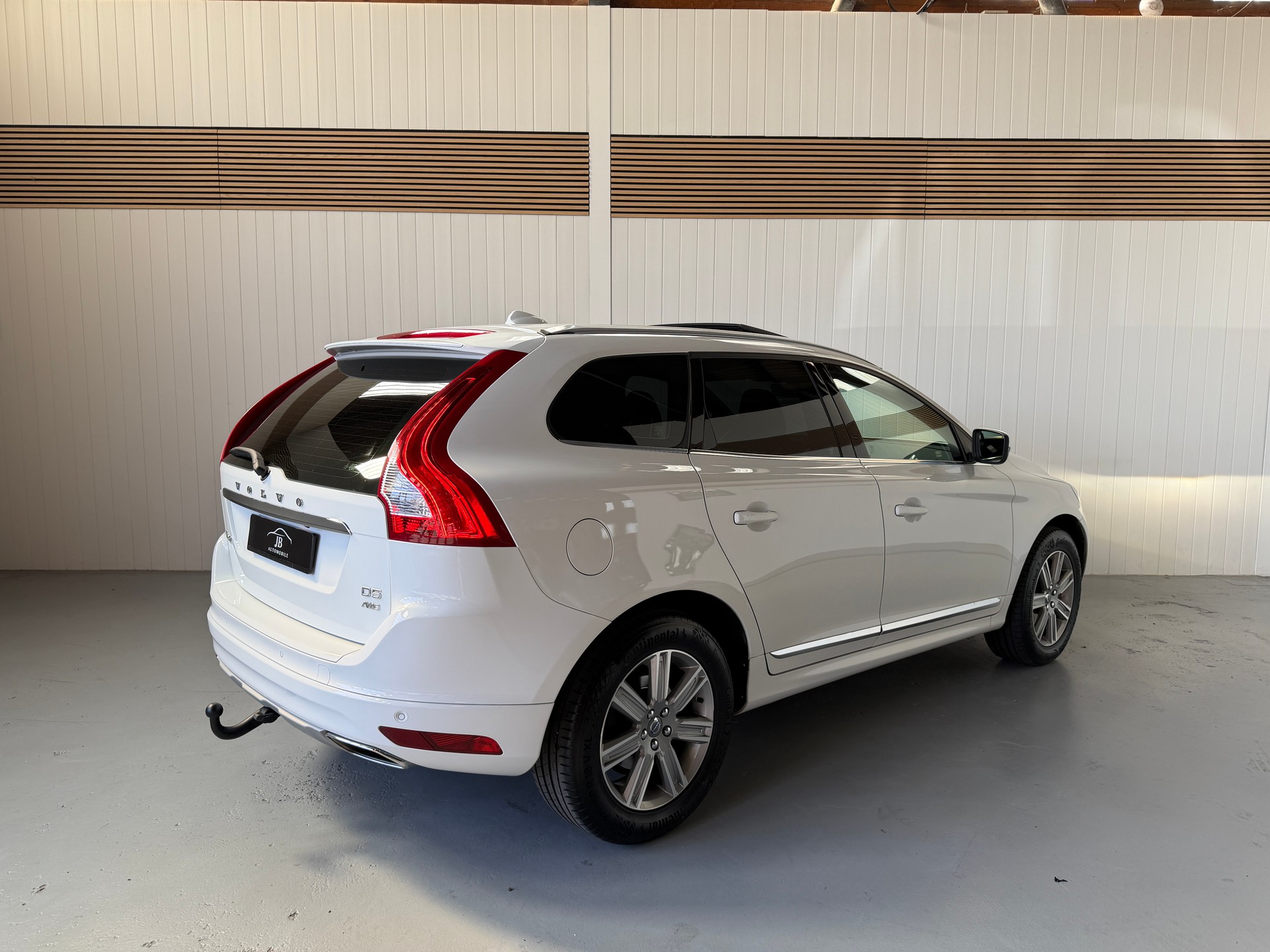 VOLVO XC60 D5 AWD mit top Ausstattung, AHK und frisch ab MFK und Service-image-4