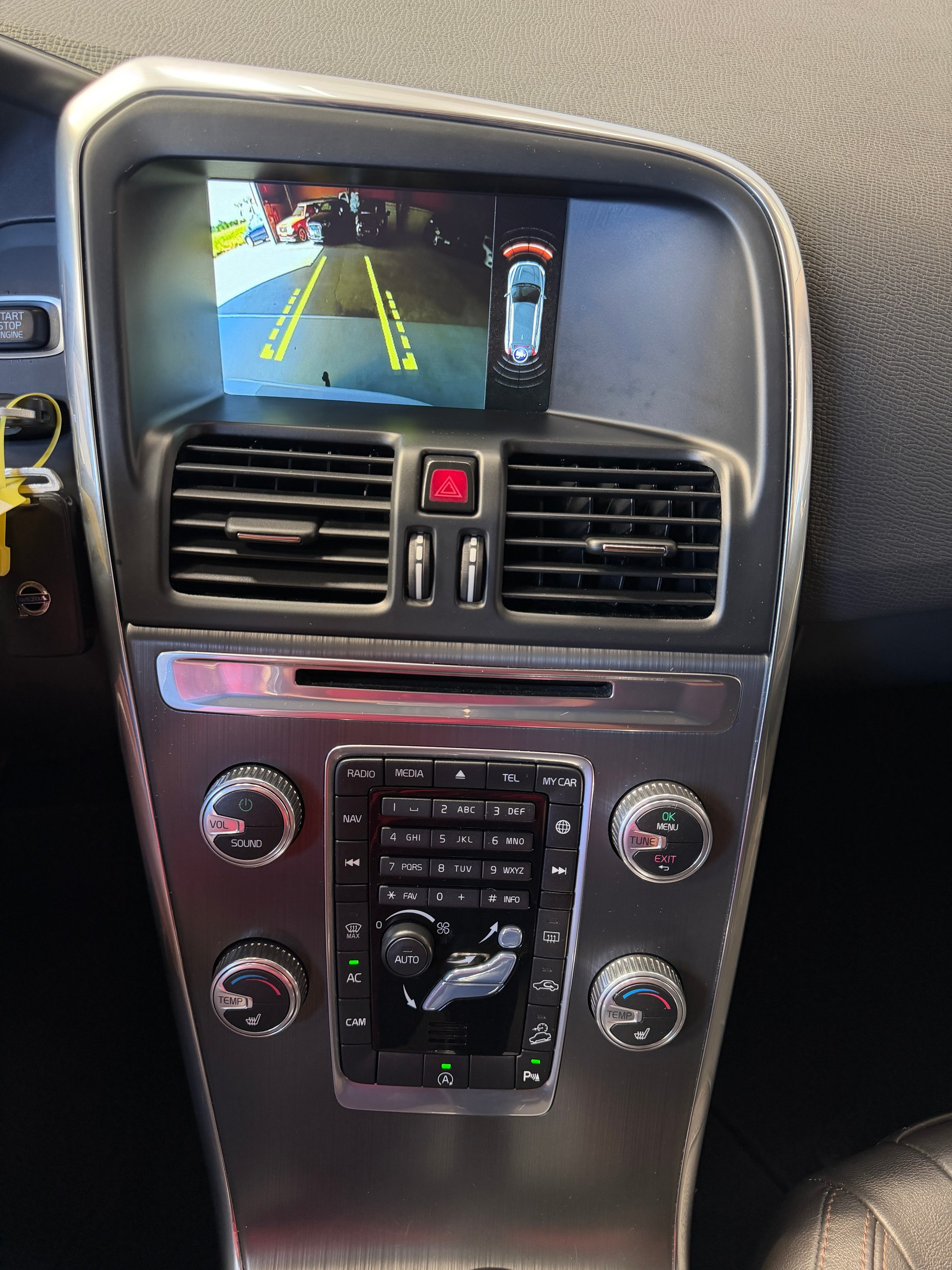 VOLVO XC60 D5 AWD mit top Ausstattung, AHK und frisch ab MFK und Service-image-18