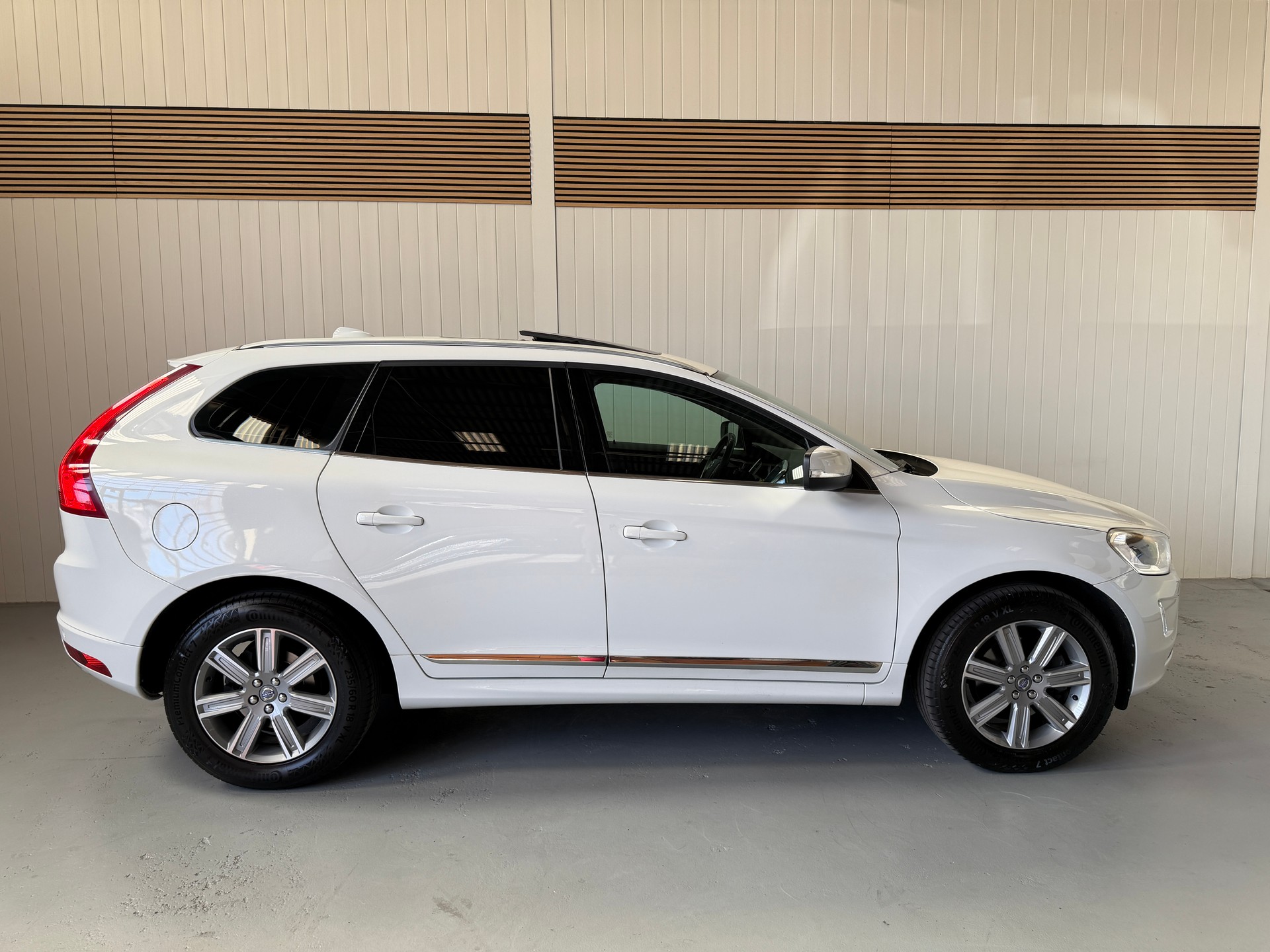 VOLVO XC60 D5 AWD mit top Ausstattung, AHK und frisch ab MFK und Service-image-5