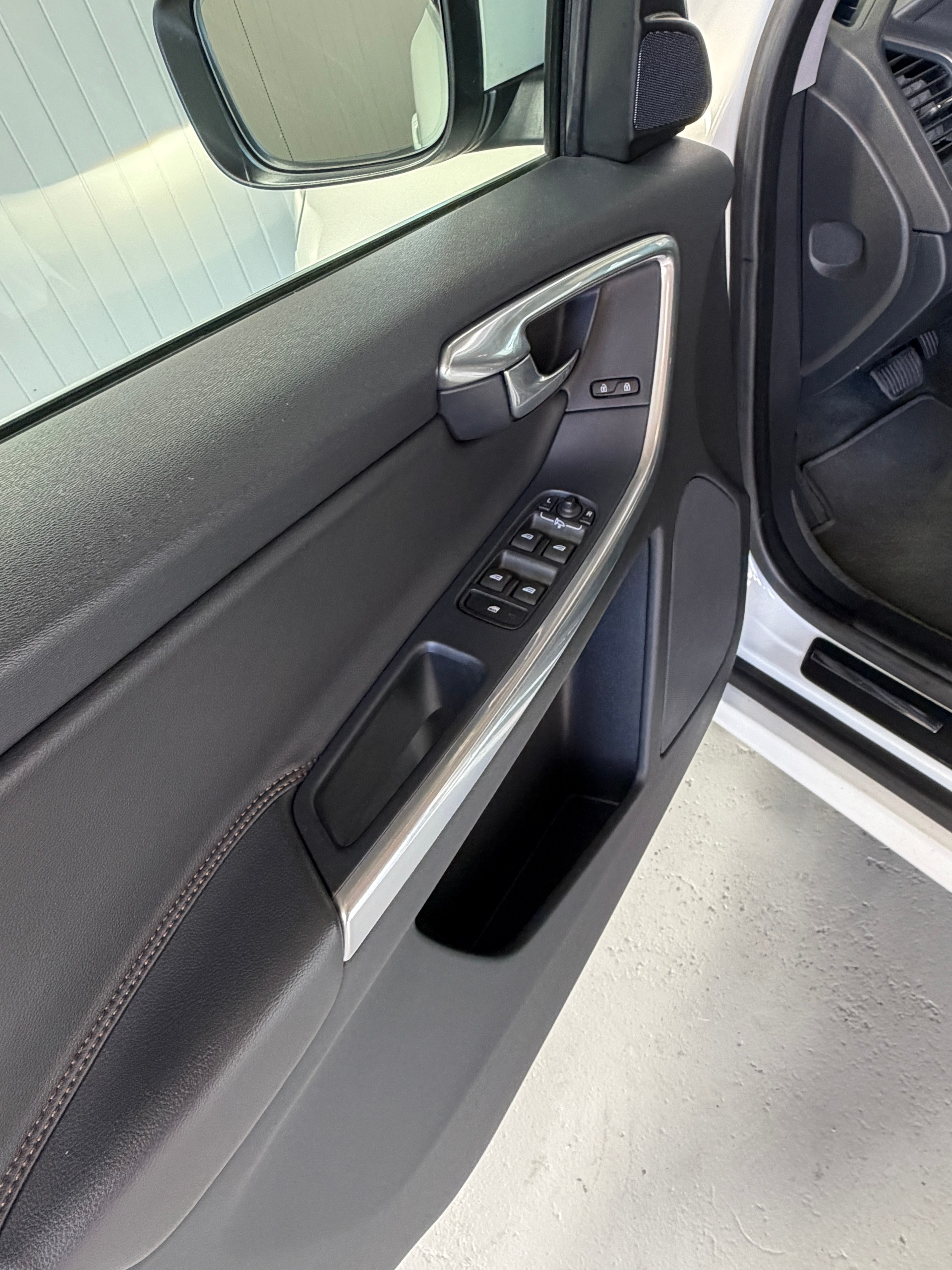VOLVO XC60 D5 AWD mit top Ausstattung, AHK und frisch ab MFK und Service-image-20