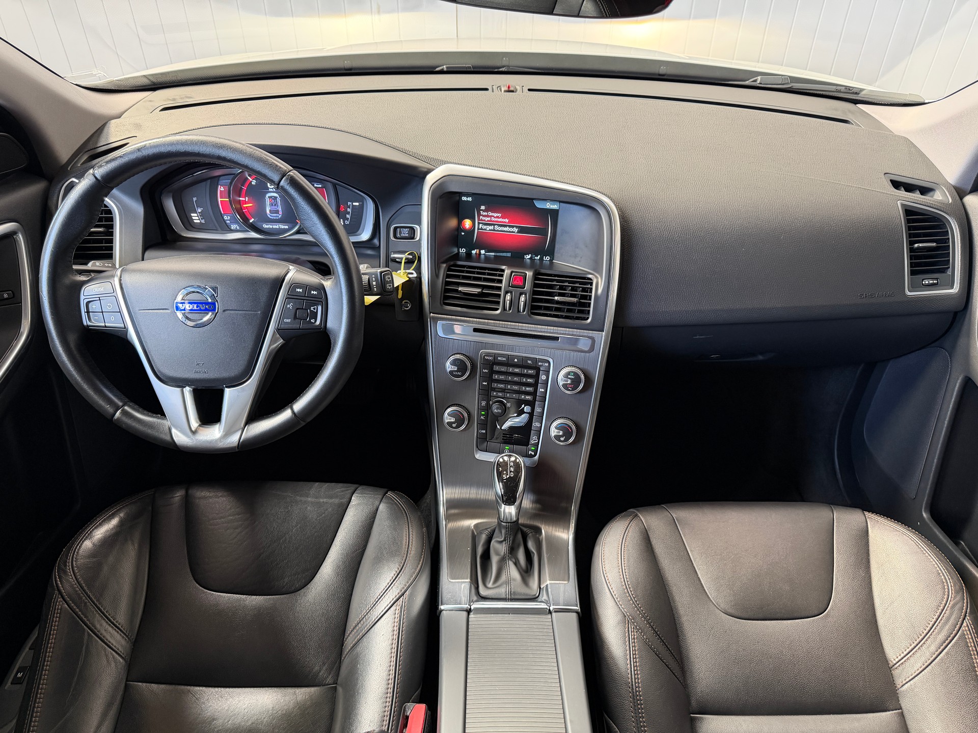 VOLVO XC60 D5 AWD mit top Ausstattung, AHK und frisch ab MFK und Service-image-9