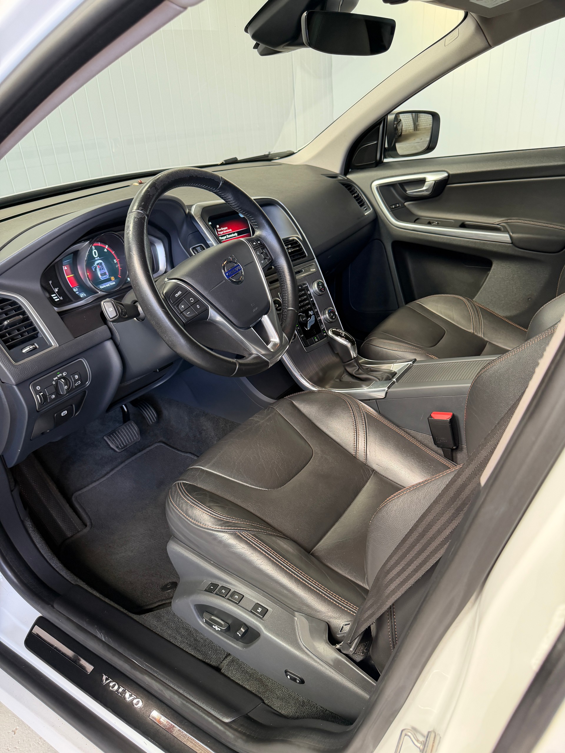 VOLVO XC60 D5 AWD mit top Ausstattung, AHK und frisch ab MFK und Service-image-8