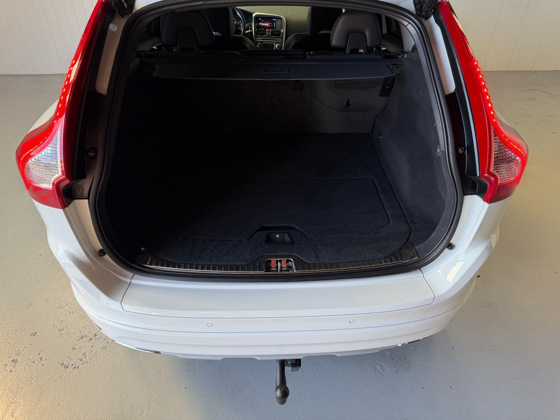 VOLVO XC60 D5 AWD mit top Ausstattung, AHK und frisch ab MFK und Service-image-13