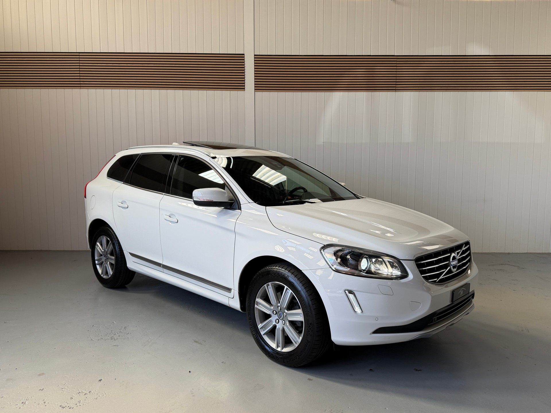 VOLVO XC60 D5 AWD mit top Ausstattung, AHK und frisch ab MFK und Service-image-6