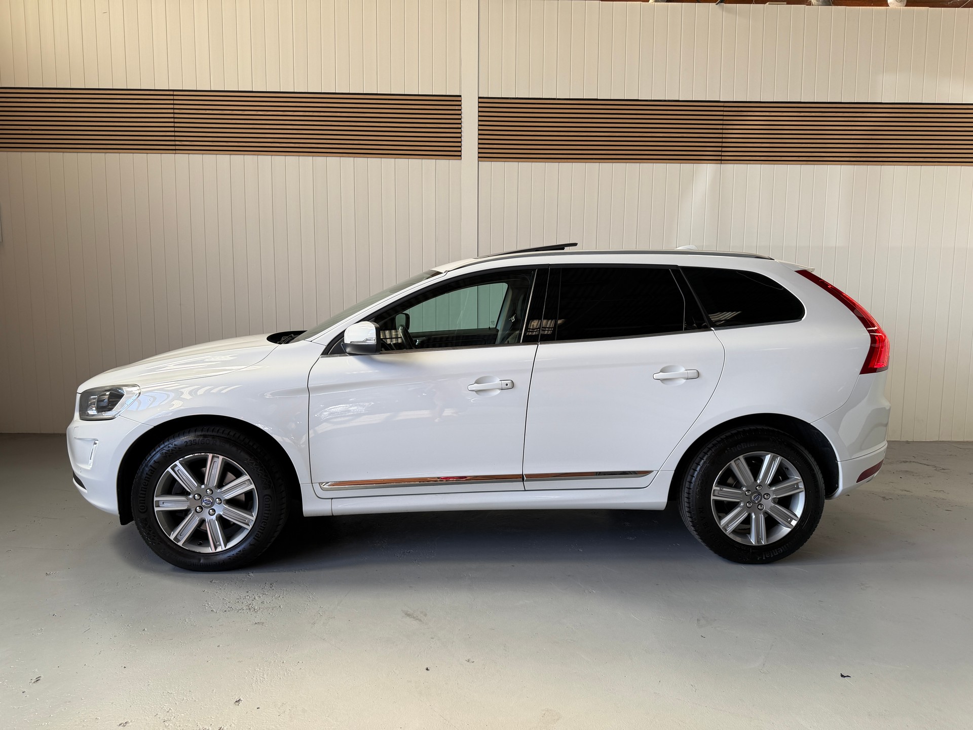 VOLVO XC60 D5 AWD mit top Ausstattung, AHK und frisch ab MFK und Service-showroom-element-1
