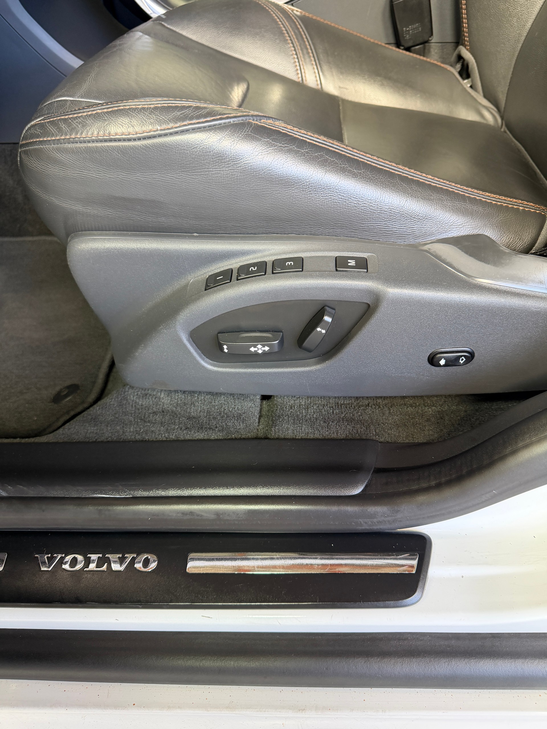 VOLVO XC60 D5 AWD mit top Ausstattung, AHK und frisch ab MFK und Service-image-19