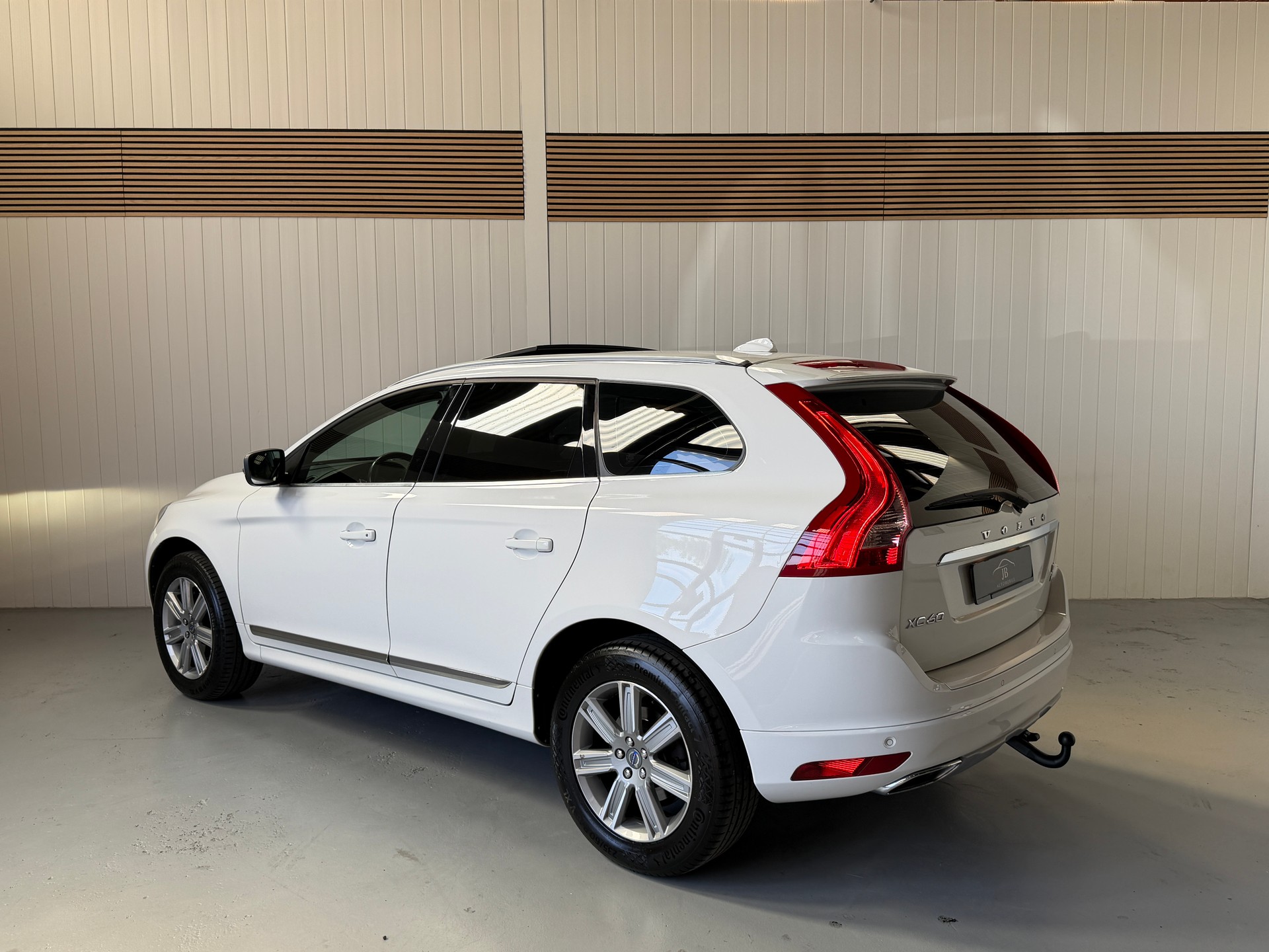 VOLVO XC60 D5 AWD mit top Ausstattung, AHK und frisch ab MFK und Service-showroom-element-2