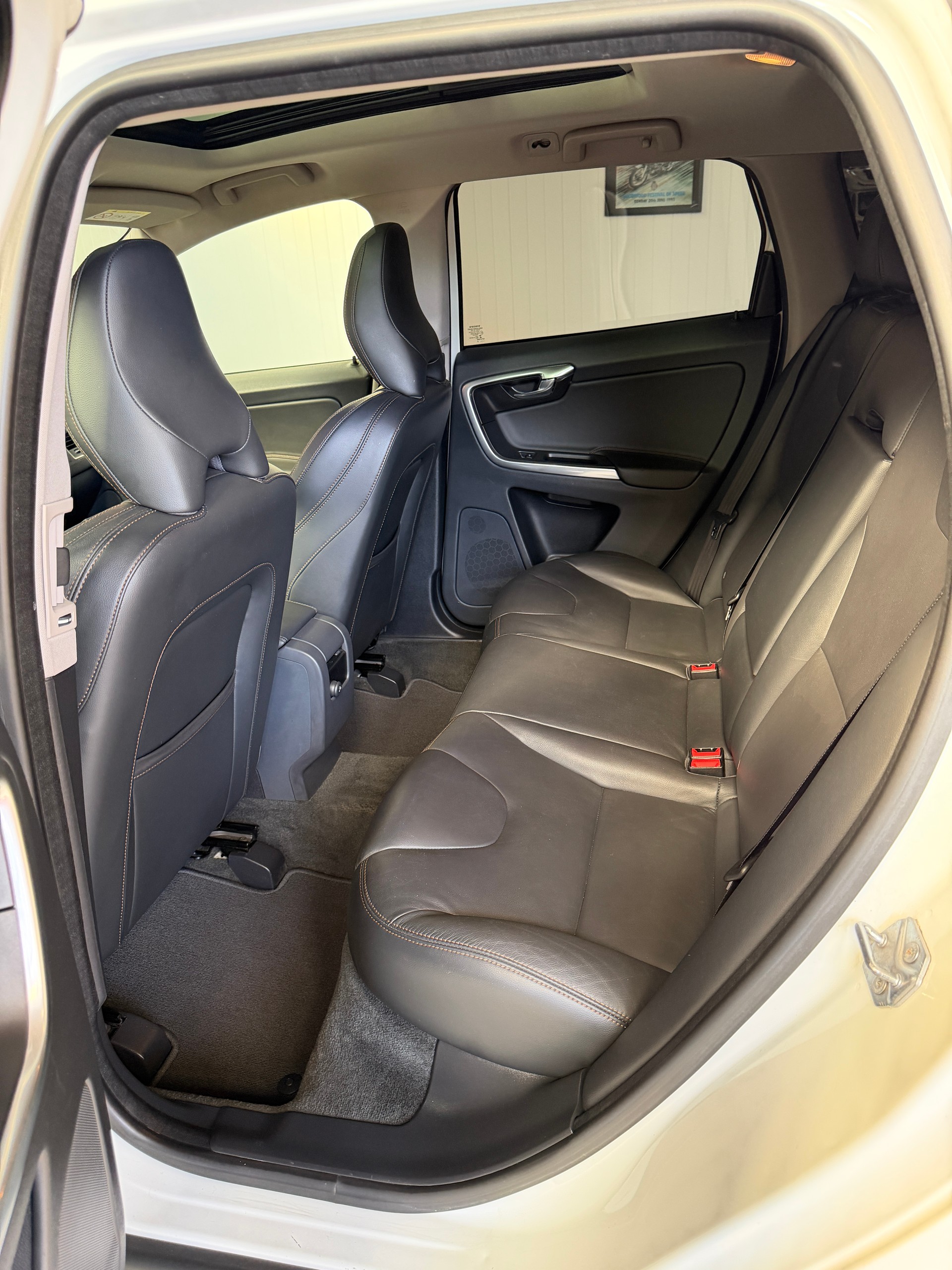 VOLVO XC60 D5 AWD mit top Ausstattung, AHK und frisch ab MFK und Service-image-11