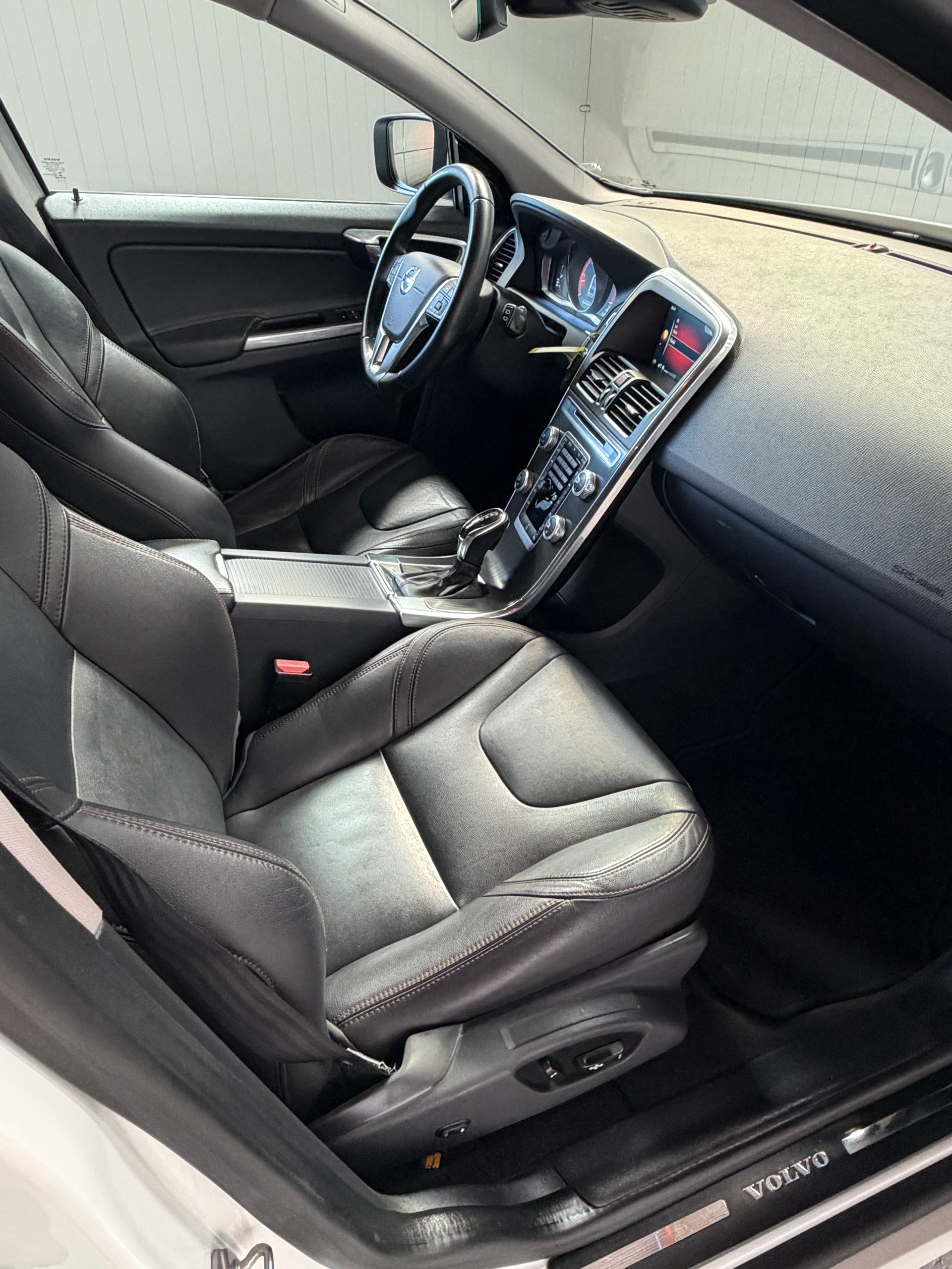 VOLVO XC60 D5 AWD mit top Ausstattung, AHK und frisch ab MFK und Service-image-10