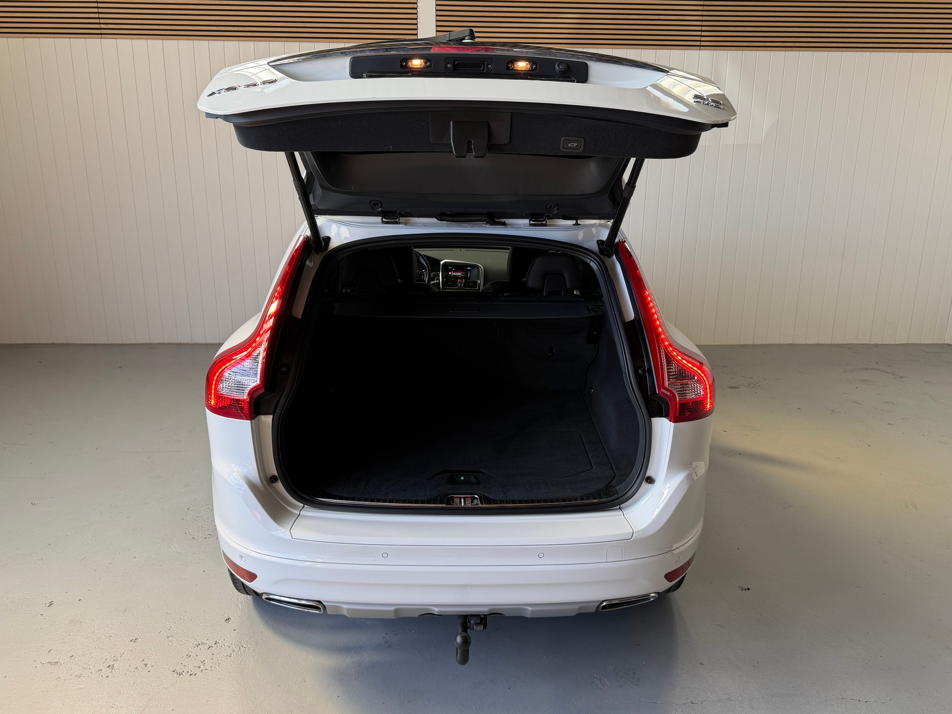 VOLVO XC60 D5 AWD mit top Ausstattung, AHK und frisch ab MFK und Service-image-12