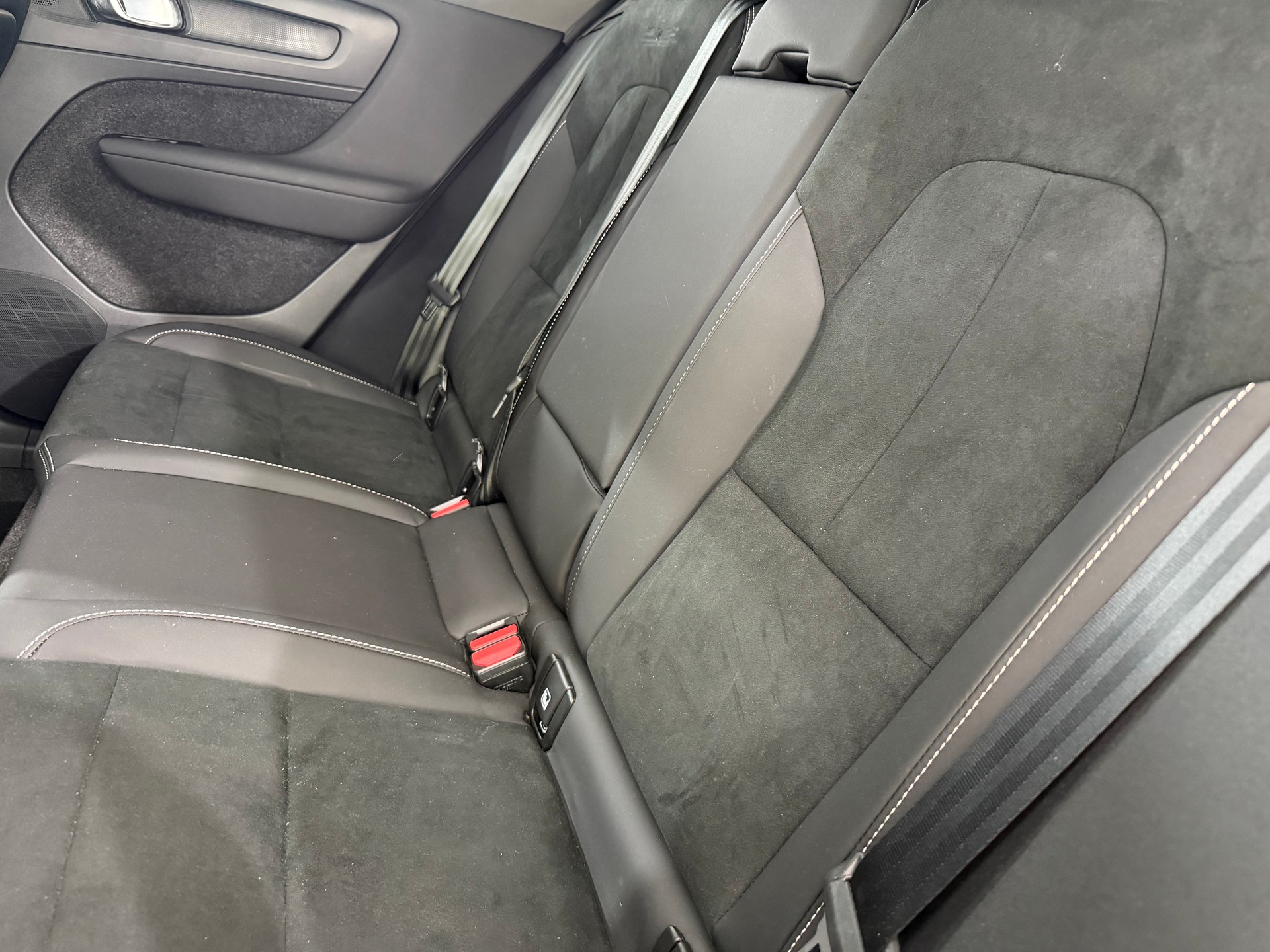 VOLVO XC40 2.0 B3 MH Plus Dark-image-6