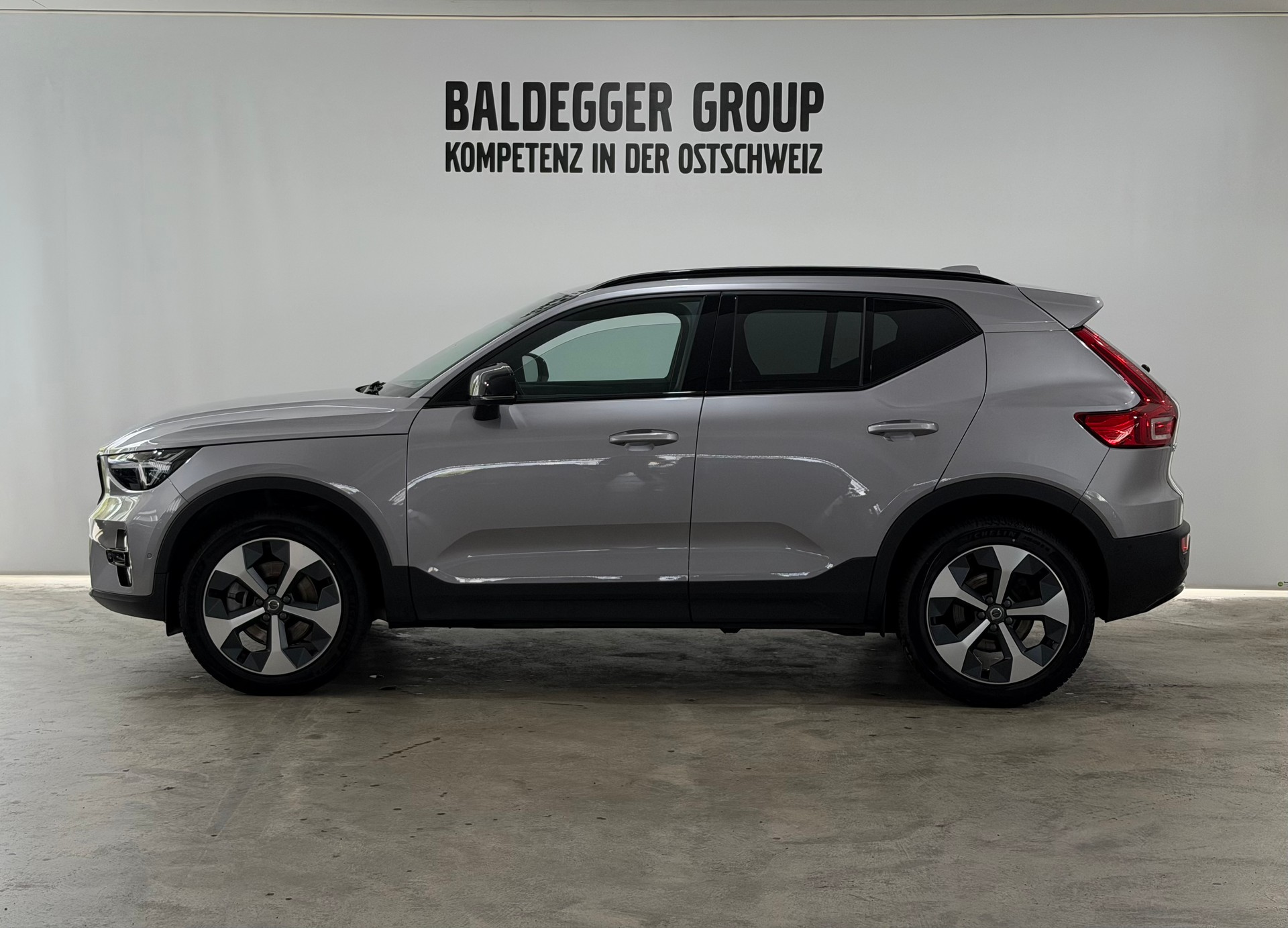 VOLVO XC40 2.0 B3 MH Plus Dark-showroom-element-1