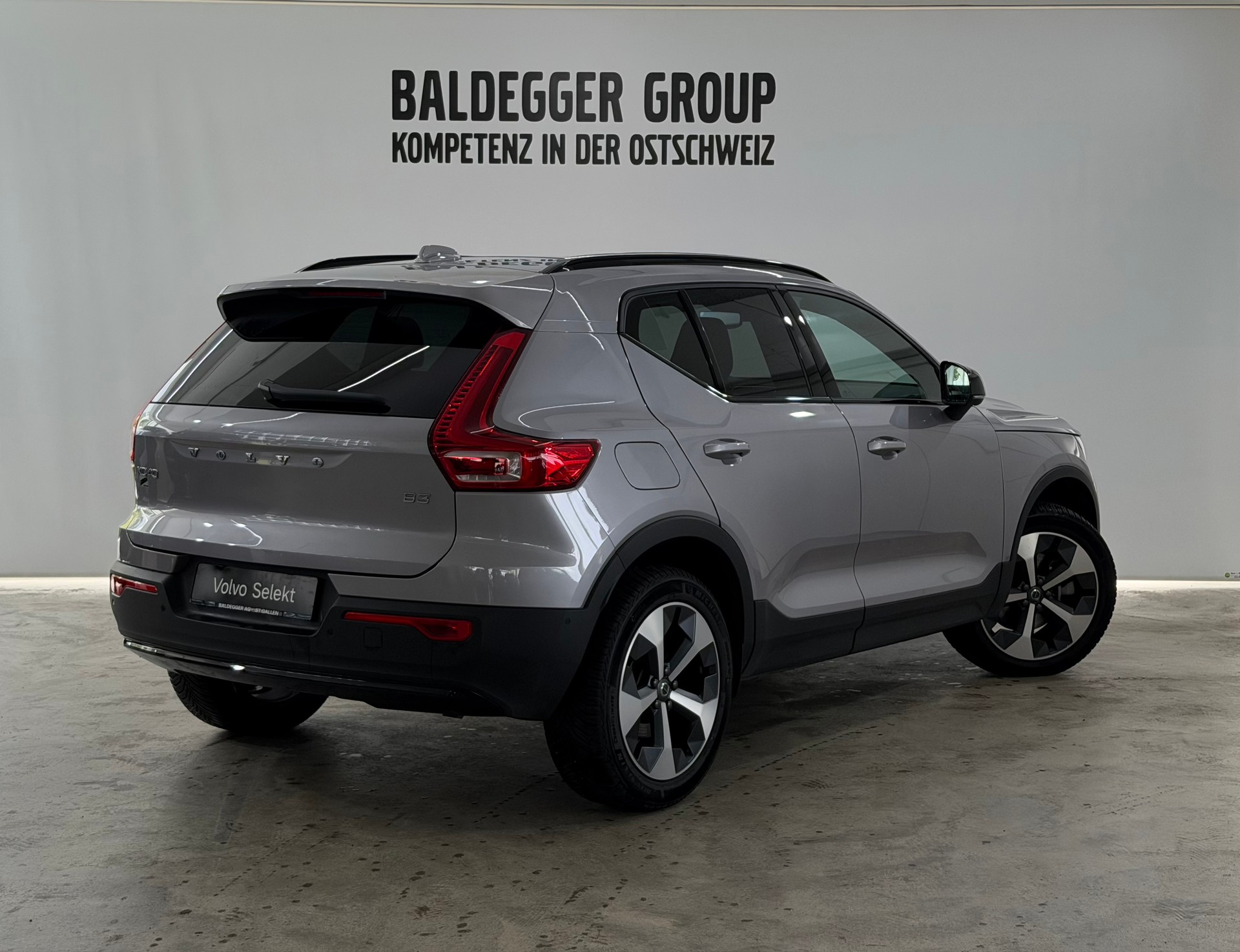 VOLVO XC40 2.0 B3 MH Plus Dark-showroom-element-2