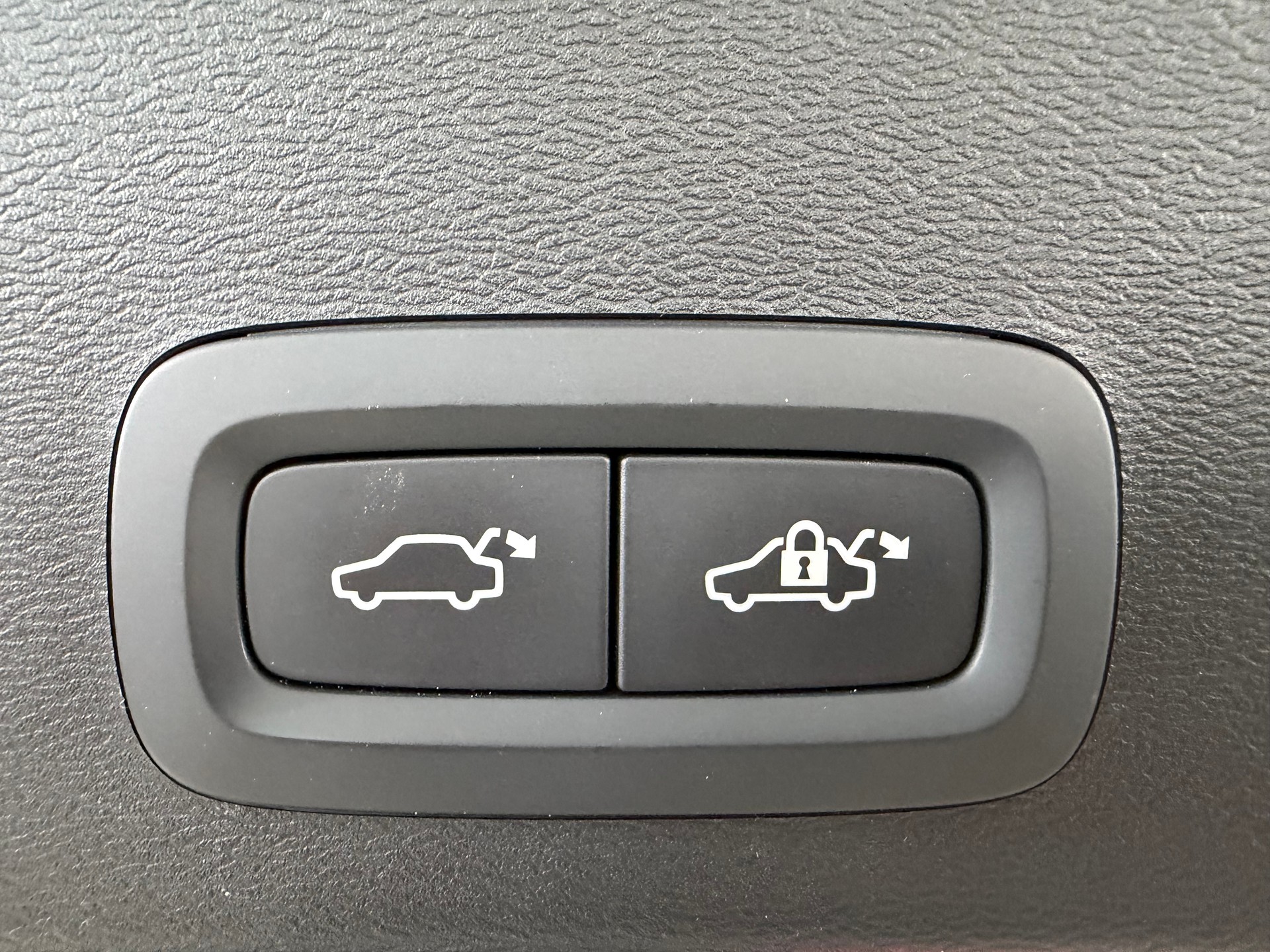 VOLVO XC40 2.0 B3 MH Plus Dark-image-15