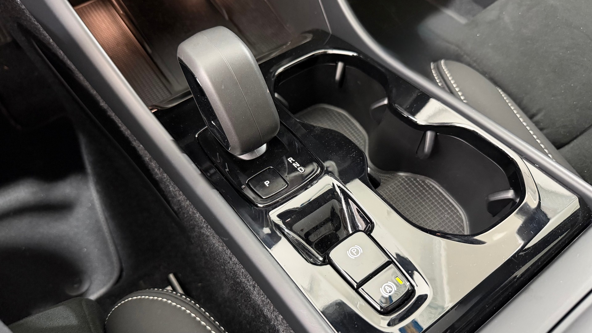 VOLVO XC40 2.0 B3 MH Plus Dark-image-7
