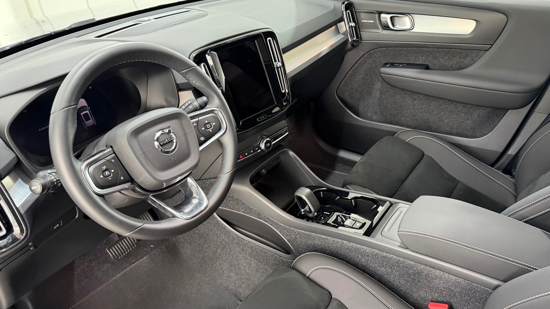VOLVO XC40 2.0 B3 MH Plus Dark-showroom-element-3