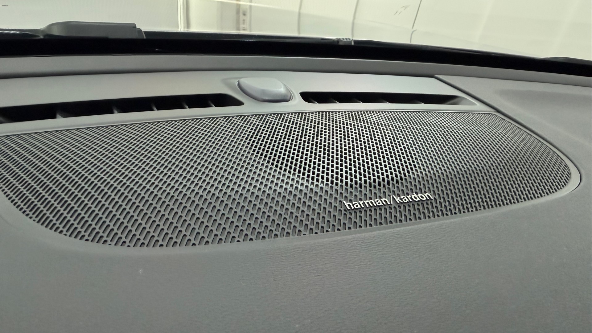VOLVO XC40 2.0 B3 MH Plus Dark-image-10