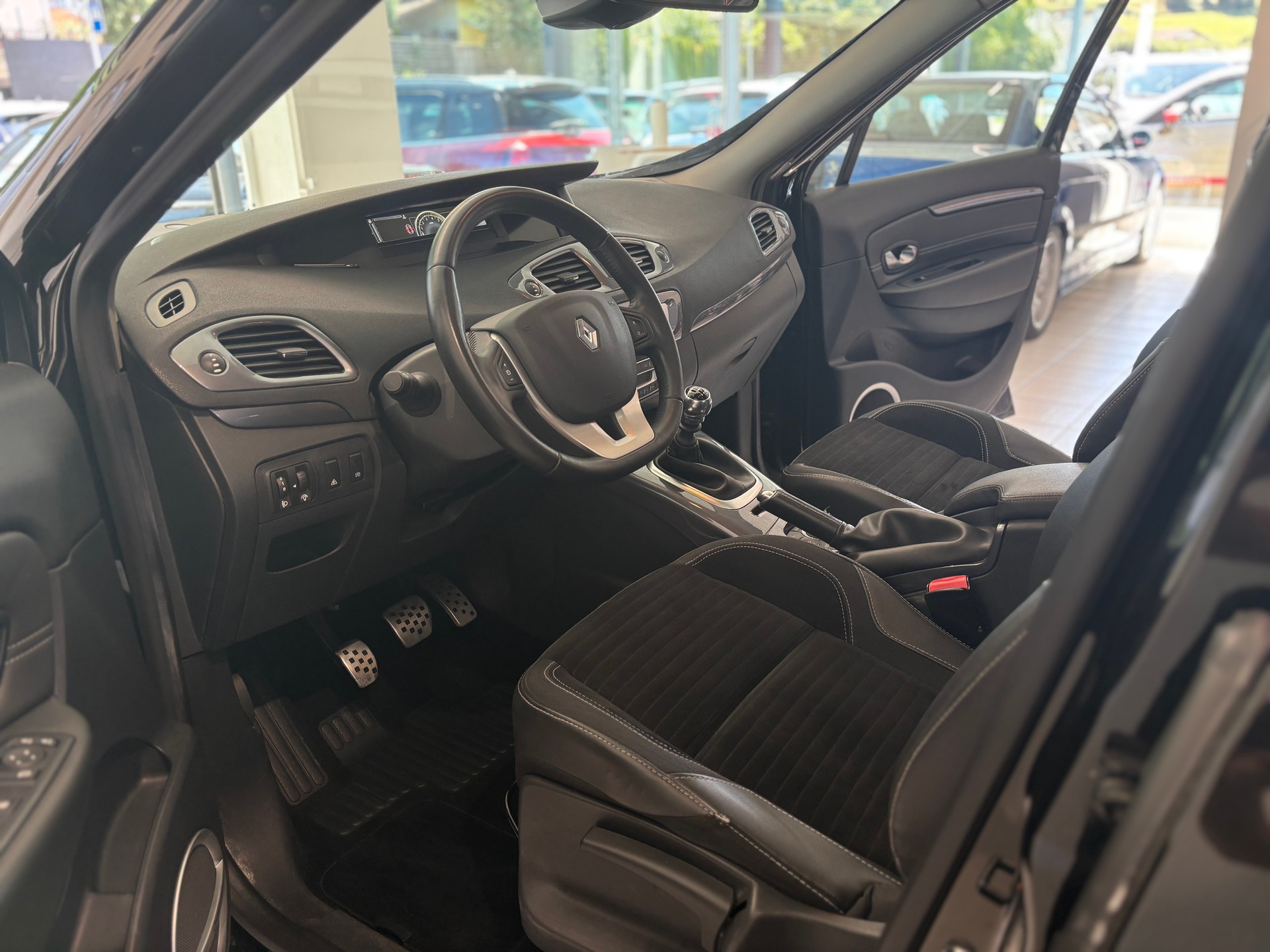 RENAULT Scénic 1.2 16V Turbo Swiss Edition-image-8