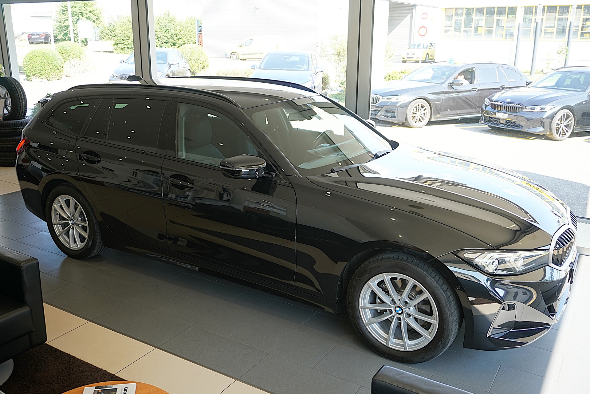 BMW 320d xDrive 48V Touring Steptronic-showroom-element-2