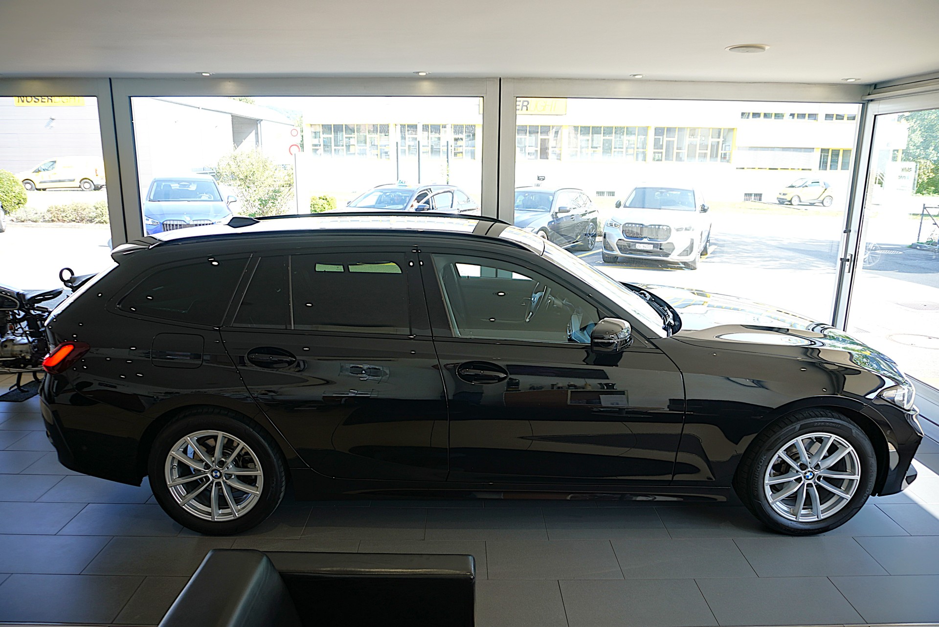 BMW 320d xDrive 48V Touring Steptronic-showroom-element-3