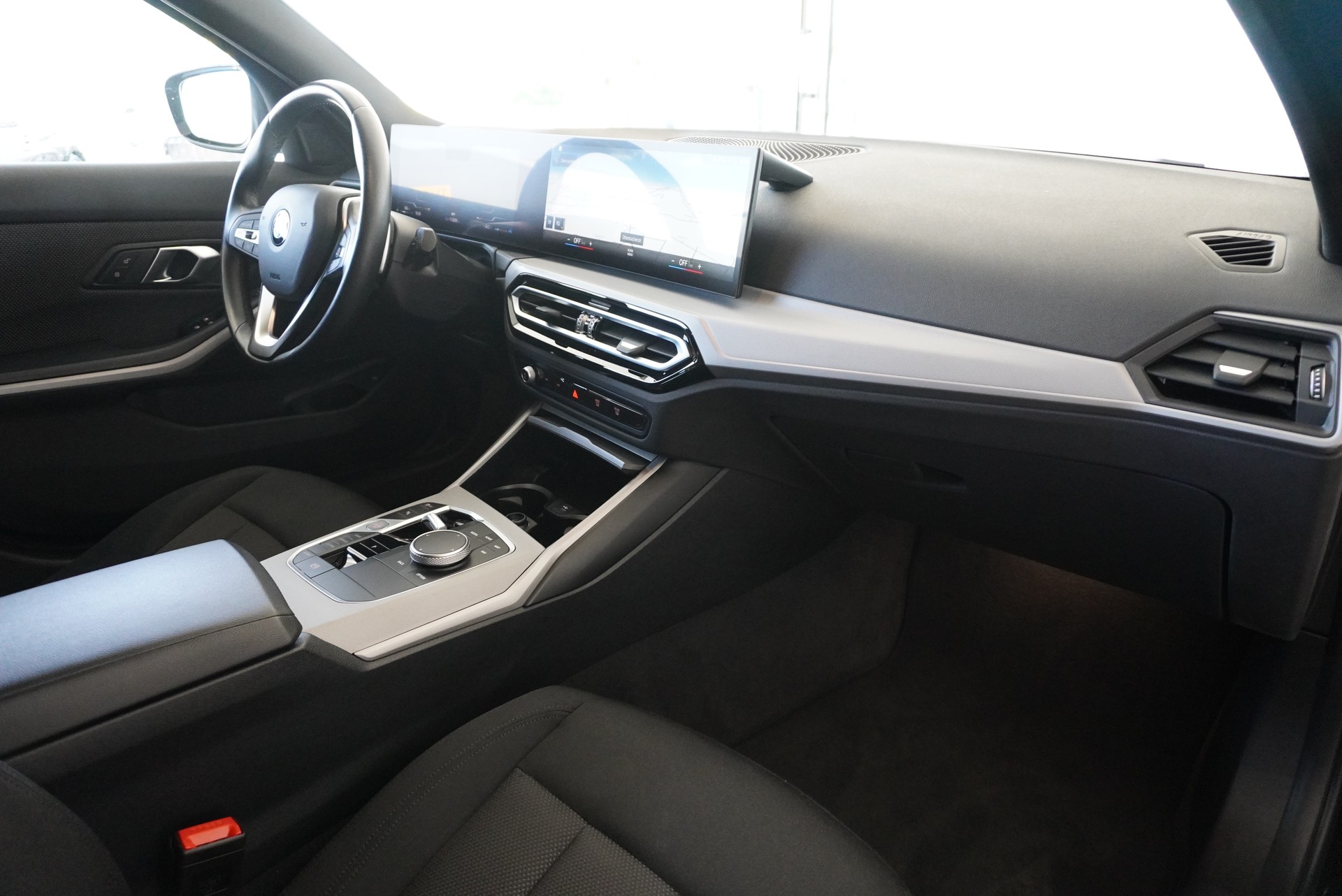 BMW 320d xDrive 48V Touring Steptronic-image-9