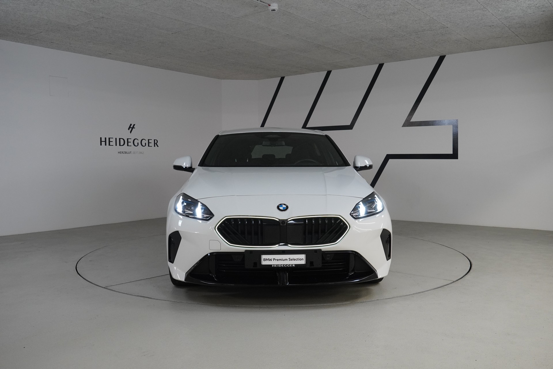 BMW 120d M Sport Steptronic-showroom-element-1