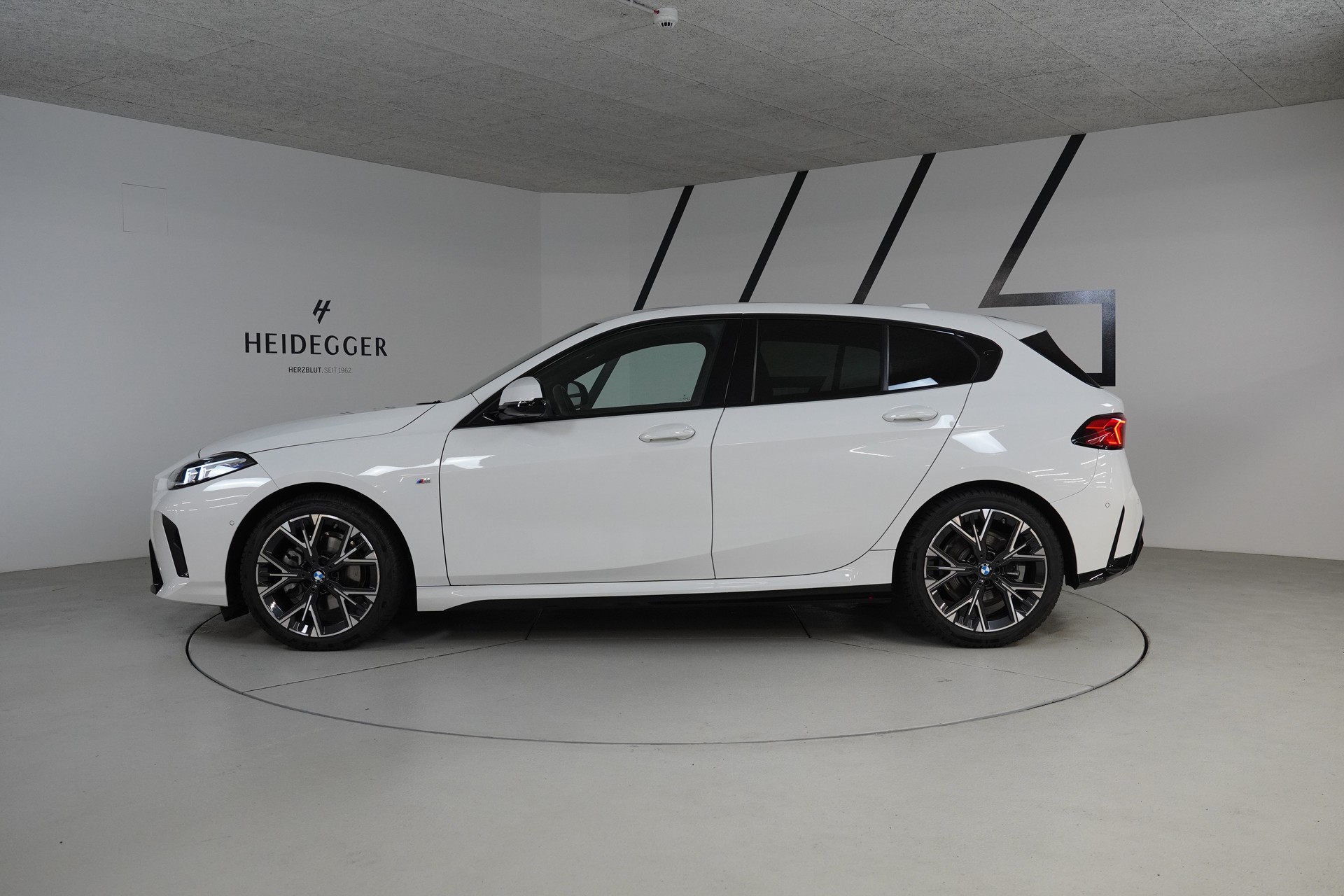 BMW 120d M Sport Steptronic-showroom-element-3