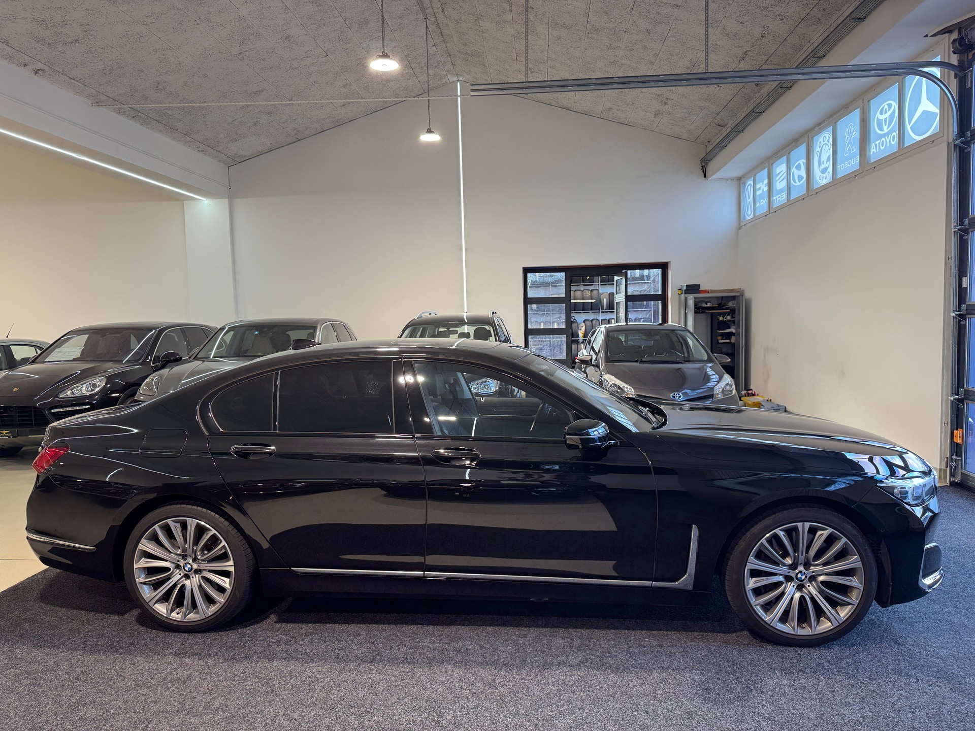 BMW 750i xDrive Steptronic-image-8