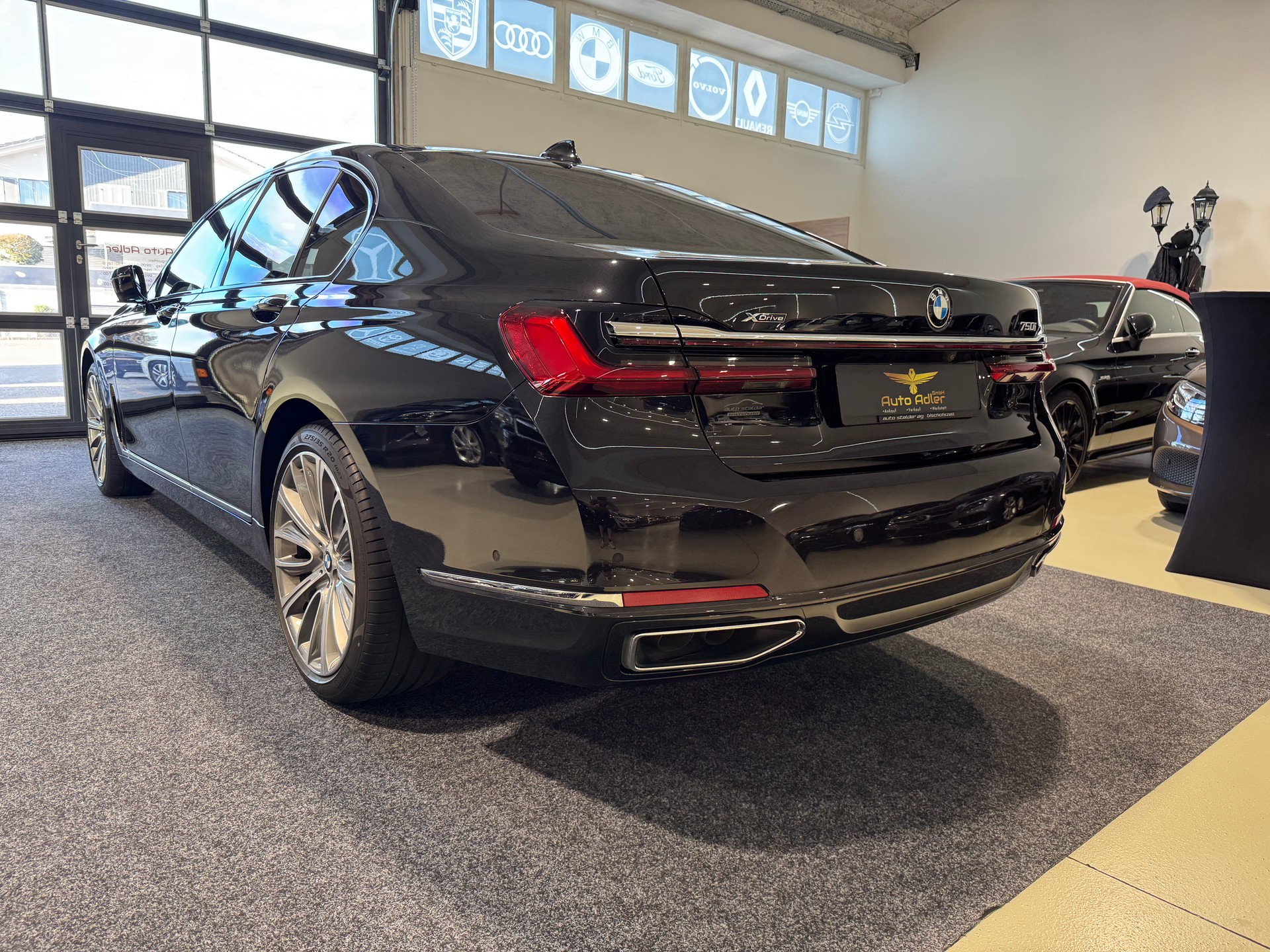 BMW 750i xDrive Steptronic-showroom-element-3